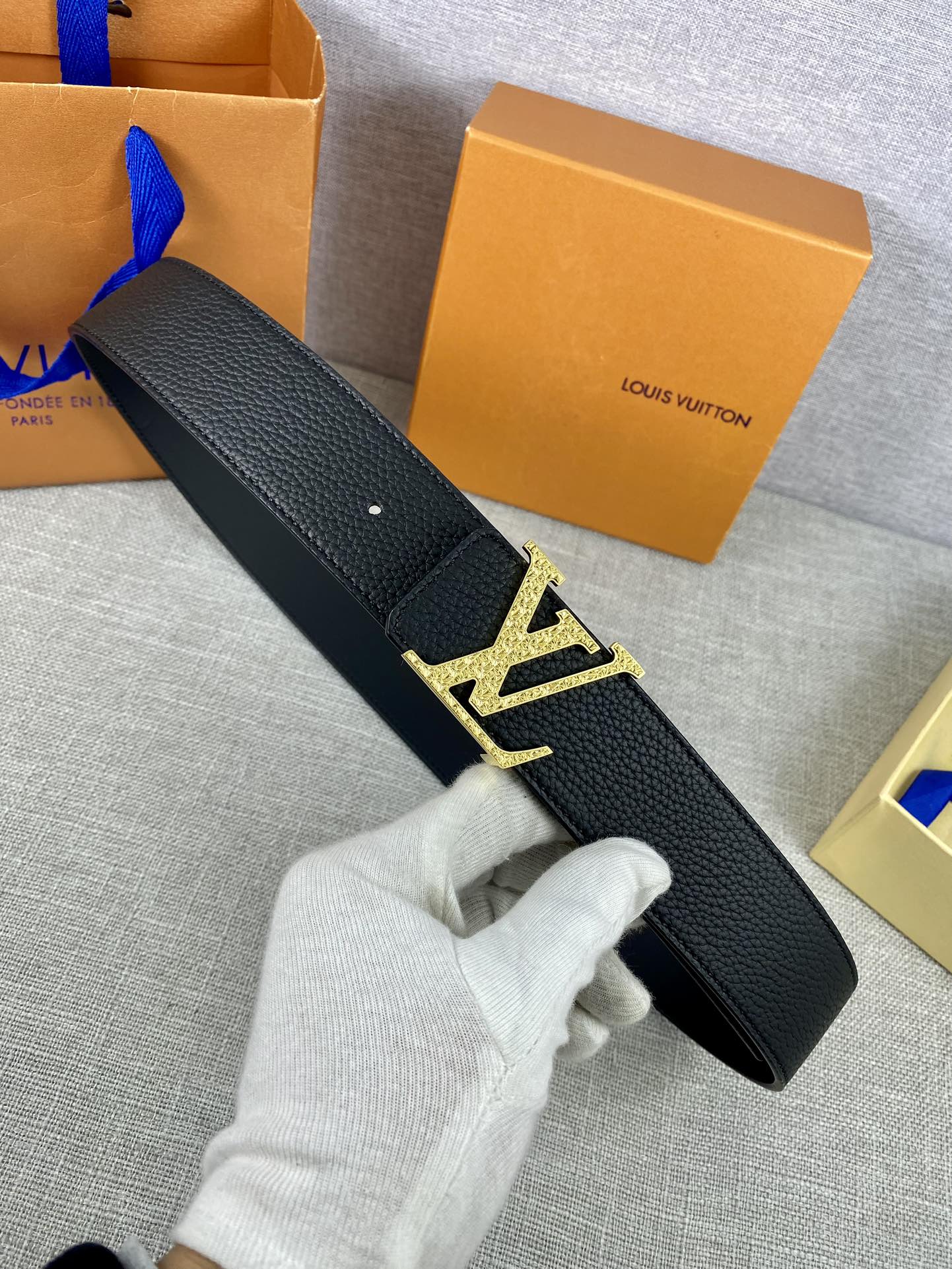 LV40毫米双面腰带乃魅力天成的典范