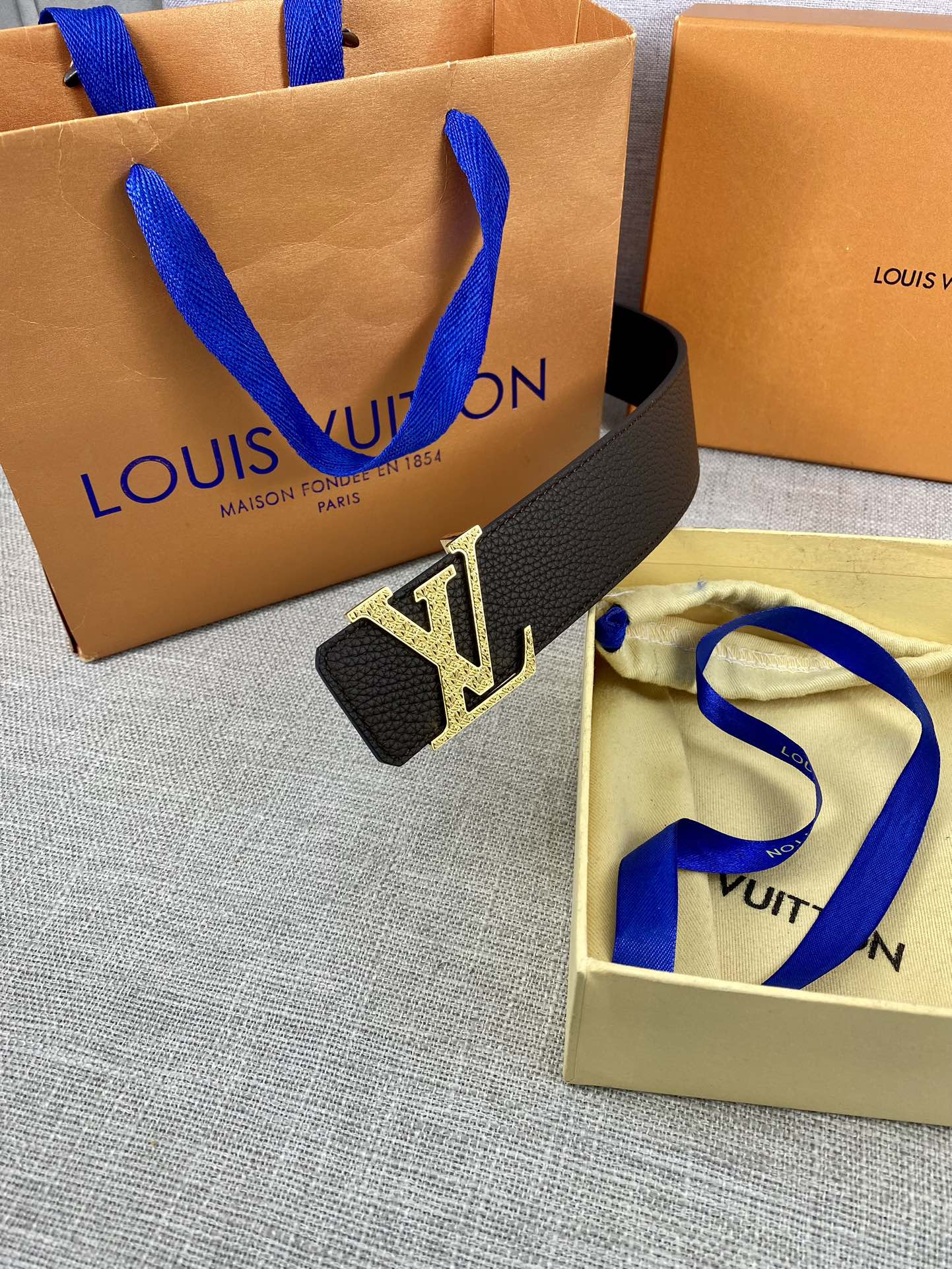 LV40毫米双面腰带乃魅力天成的典范