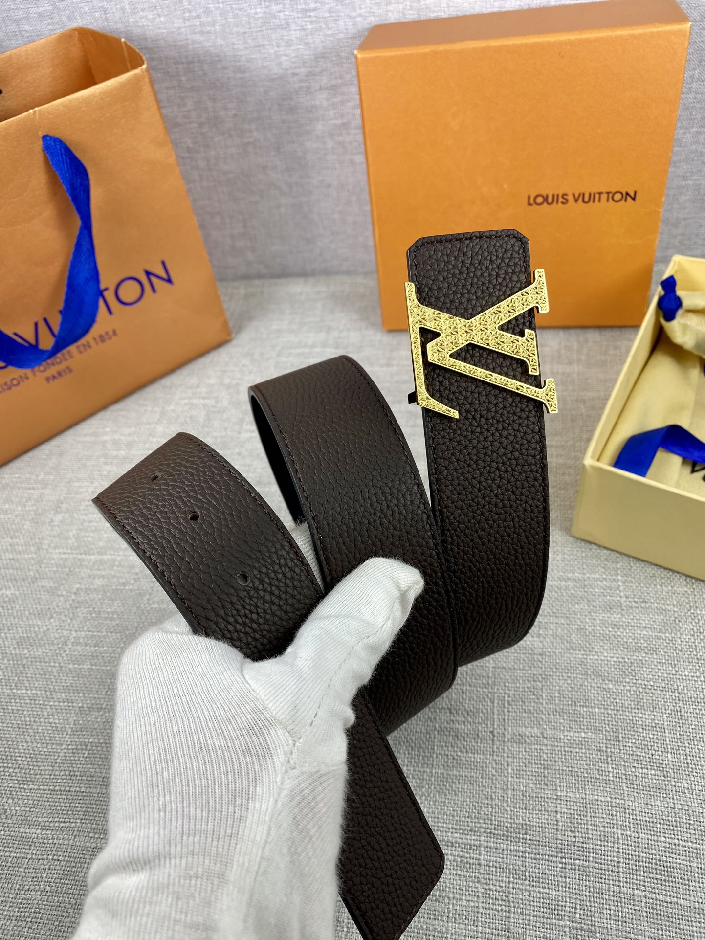 LV40毫米双面腰带乃魅力天成的典范