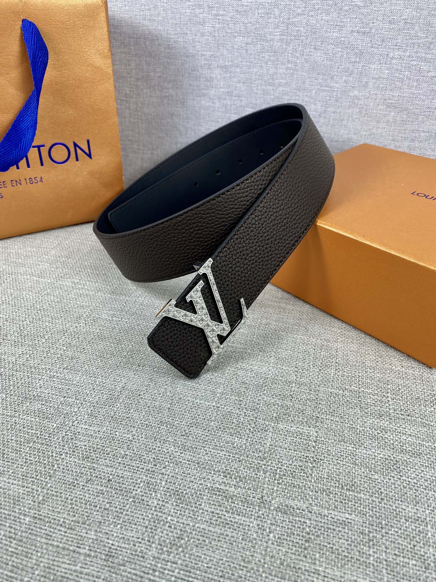 LV40毫米双面腰带乃魅力天成的典范