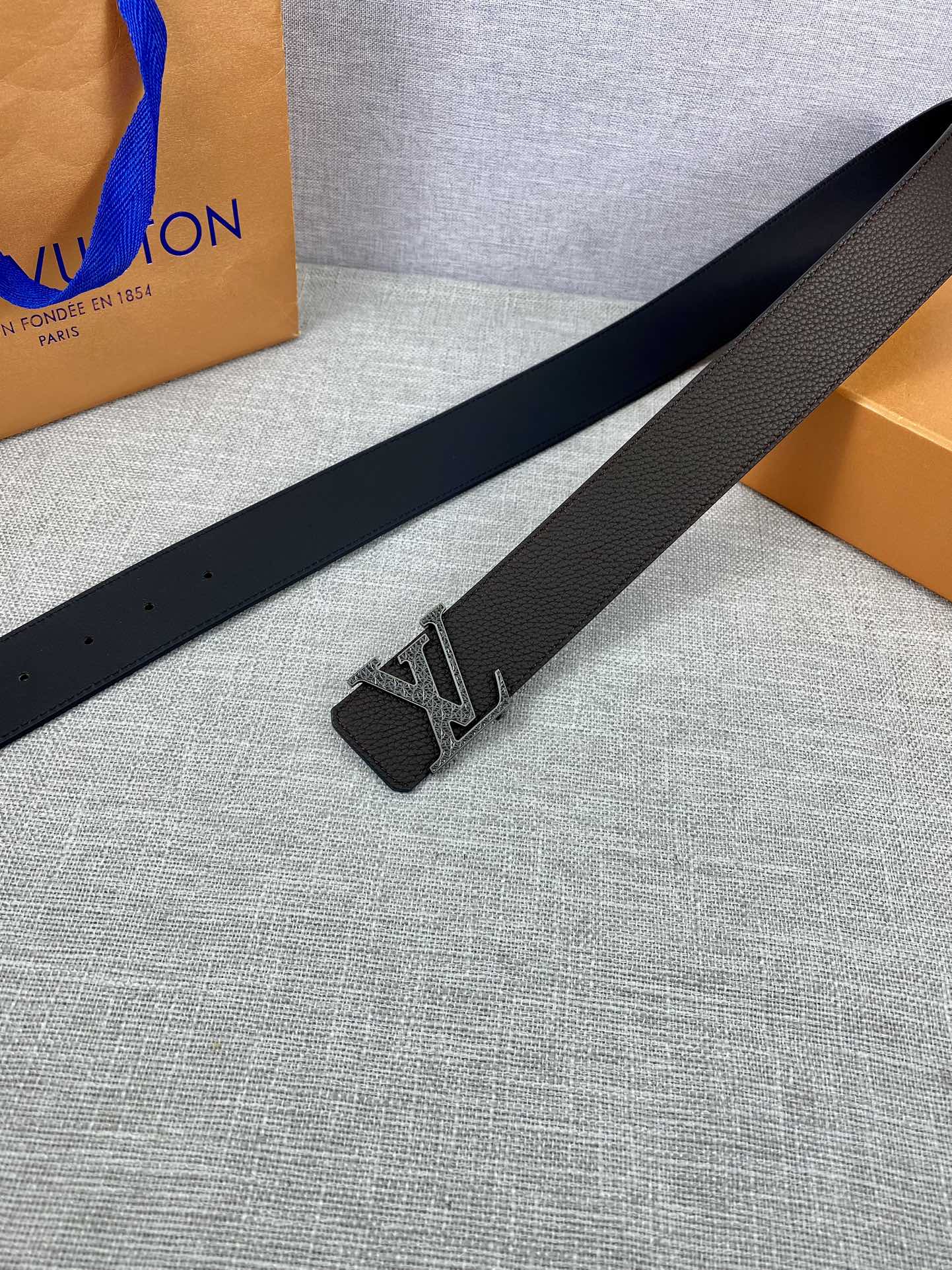 LV40毫米双面腰带乃魅力天成的典范