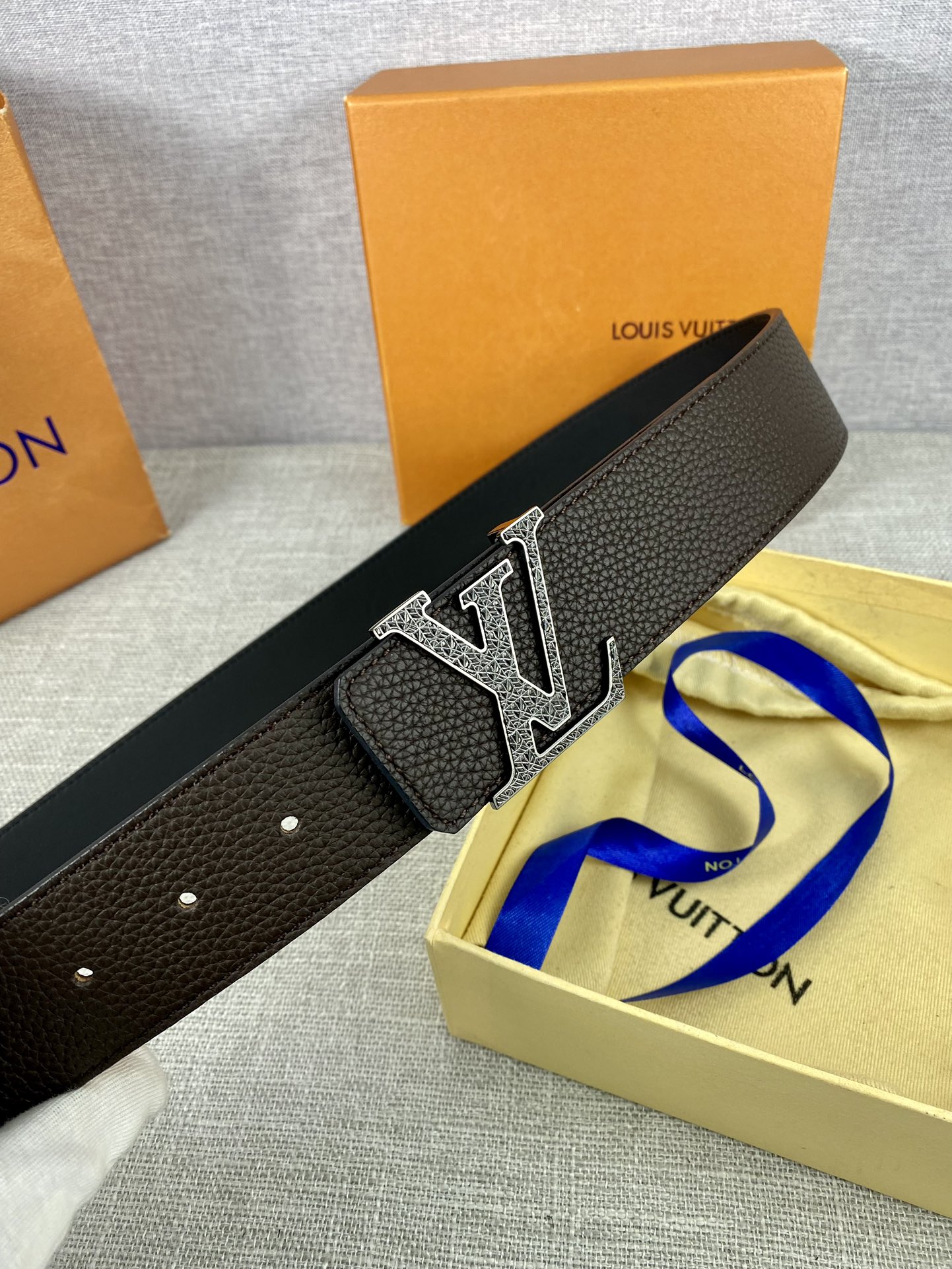 LV40毫米双面腰带乃魅力天成的典范
