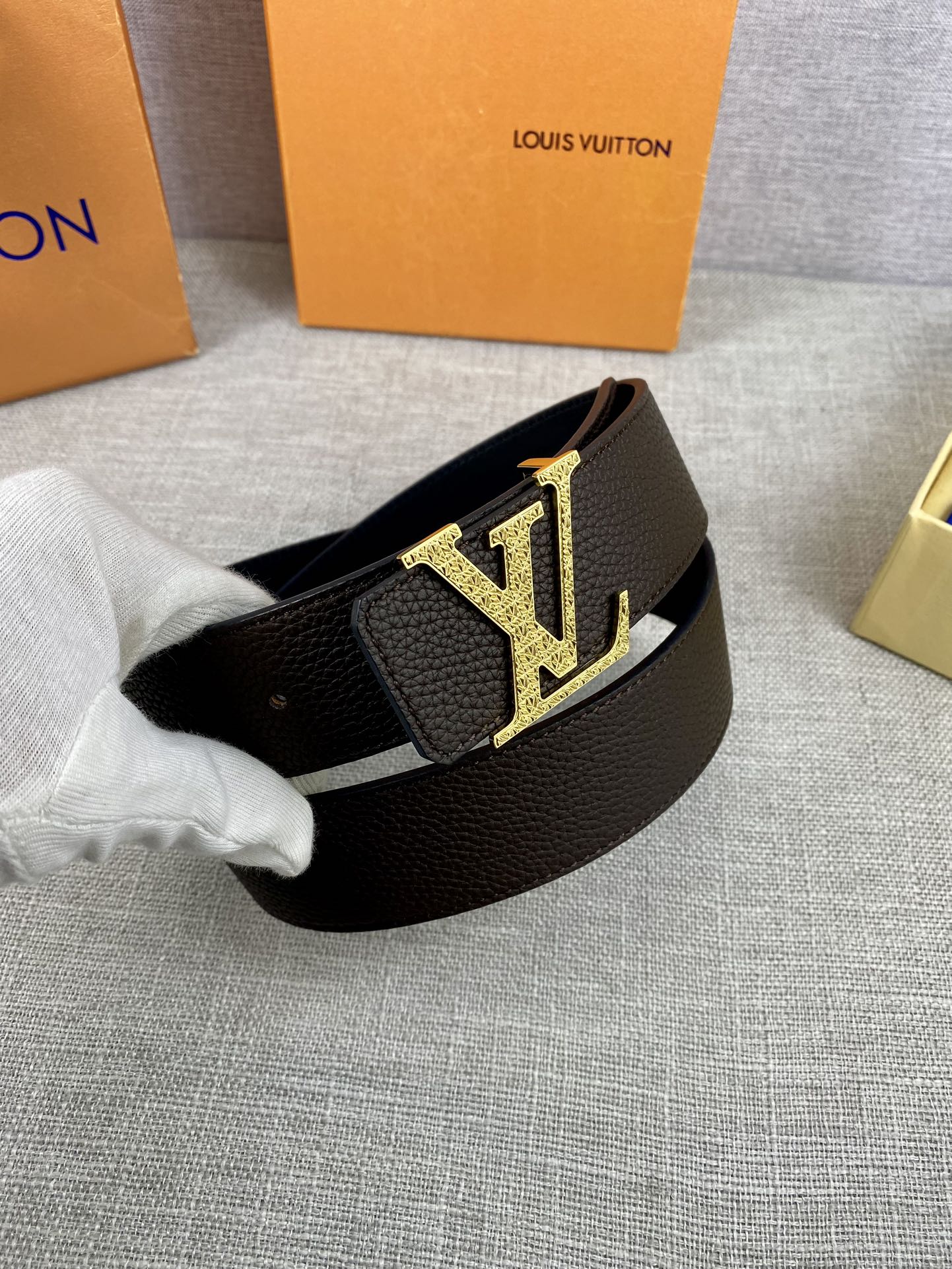 LV40毫米双面腰带乃魅力天成的典范