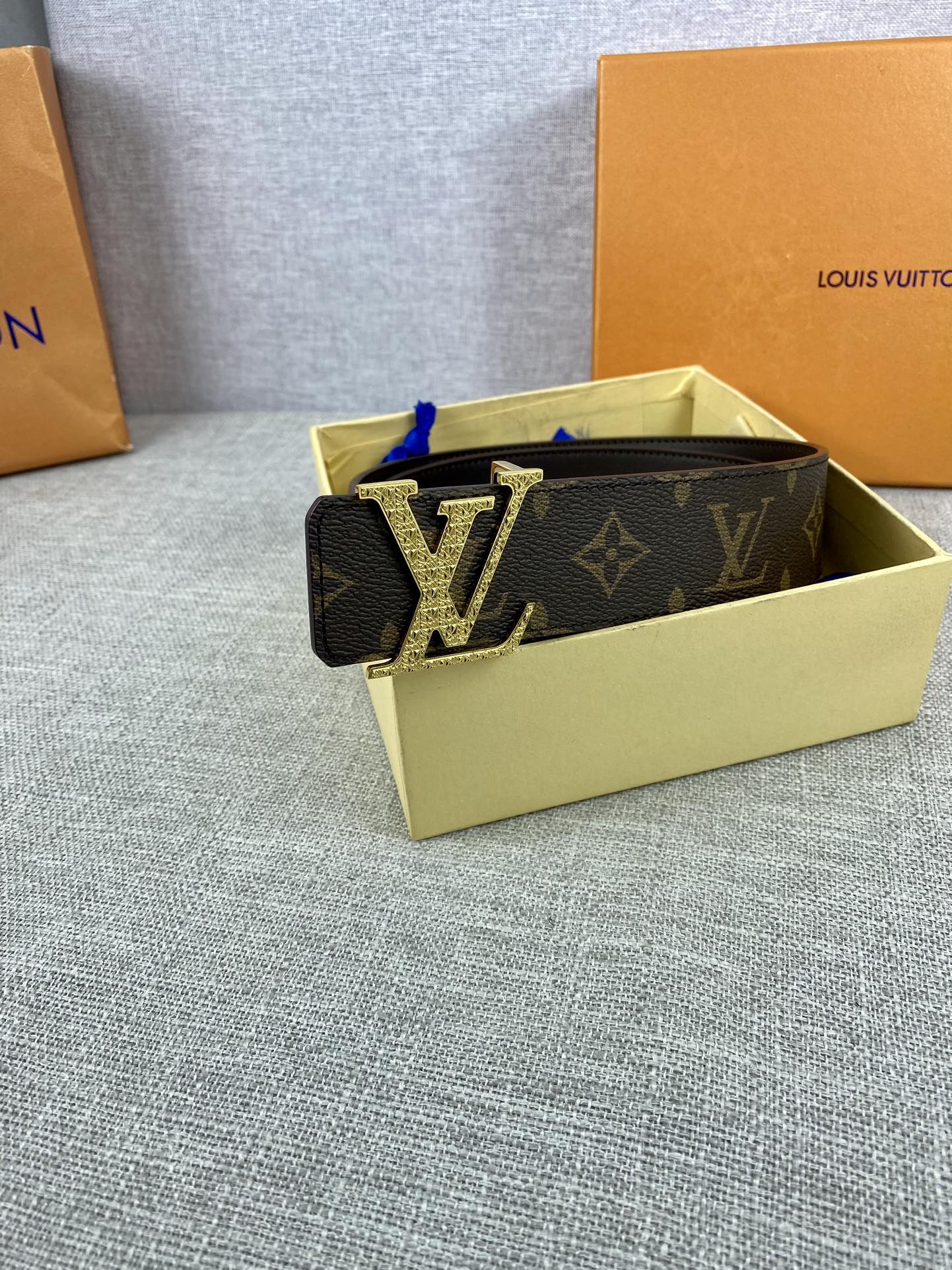 LV40毫米双面腰带乃魅力天成的典范