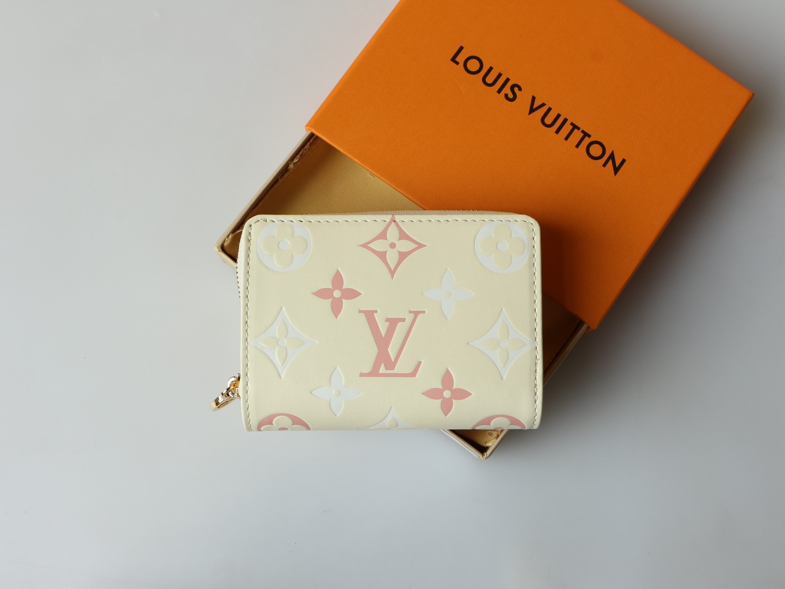 Portefeuille Roux card holder, open view, revealing the interior and storage.