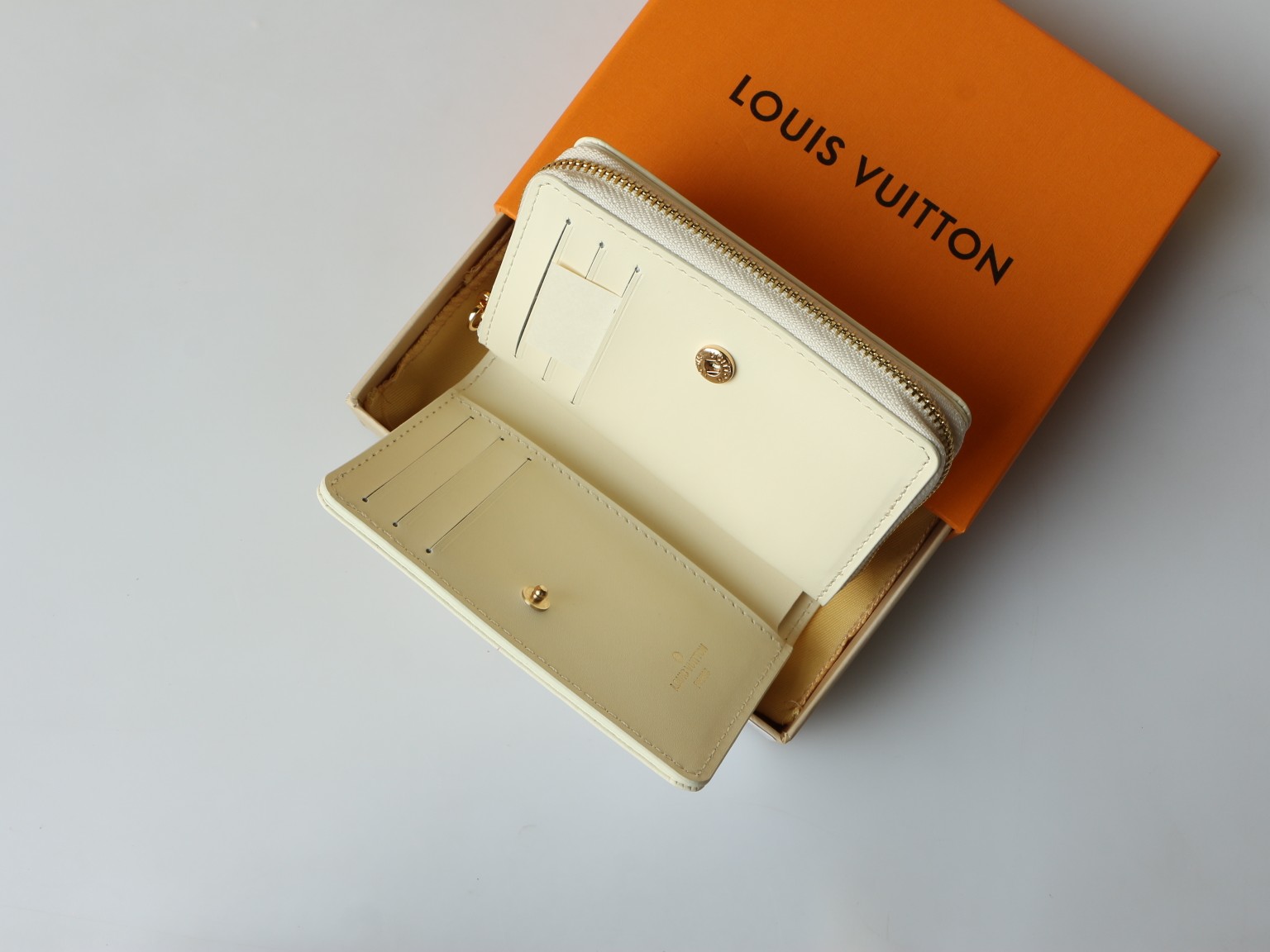 Close-up of the lambskin texture of the Portefeuille Roux card holder.