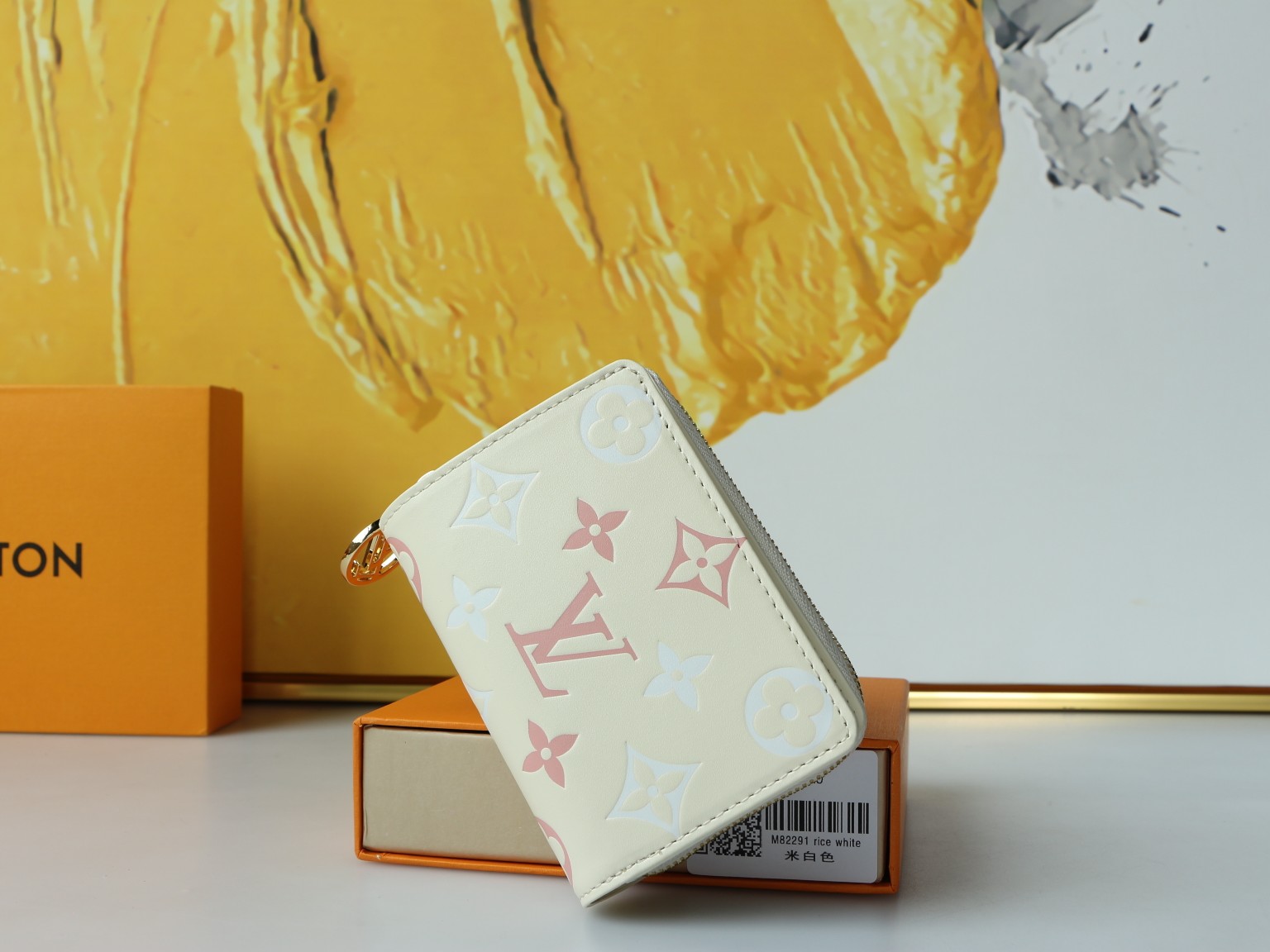 Close-up of the zipper and Monogram pattern on the Portefeuille Roux card holder.