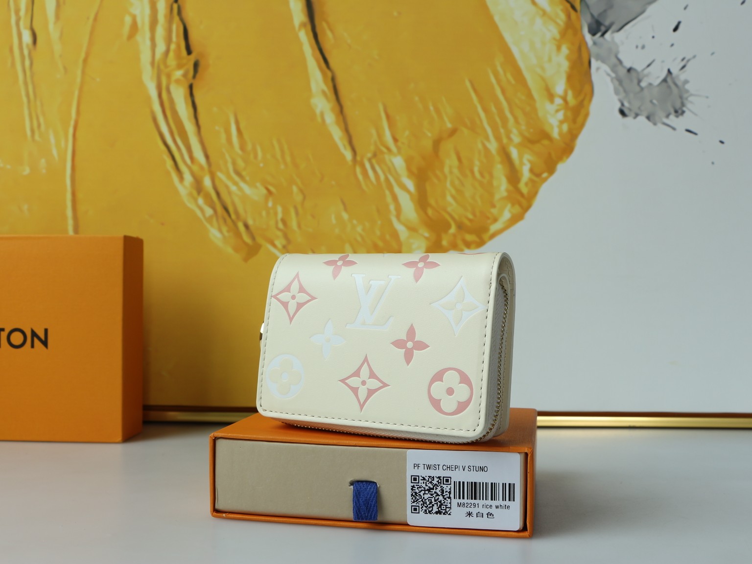 Portefeuille Roux card holder in hand, demonstrating the size.