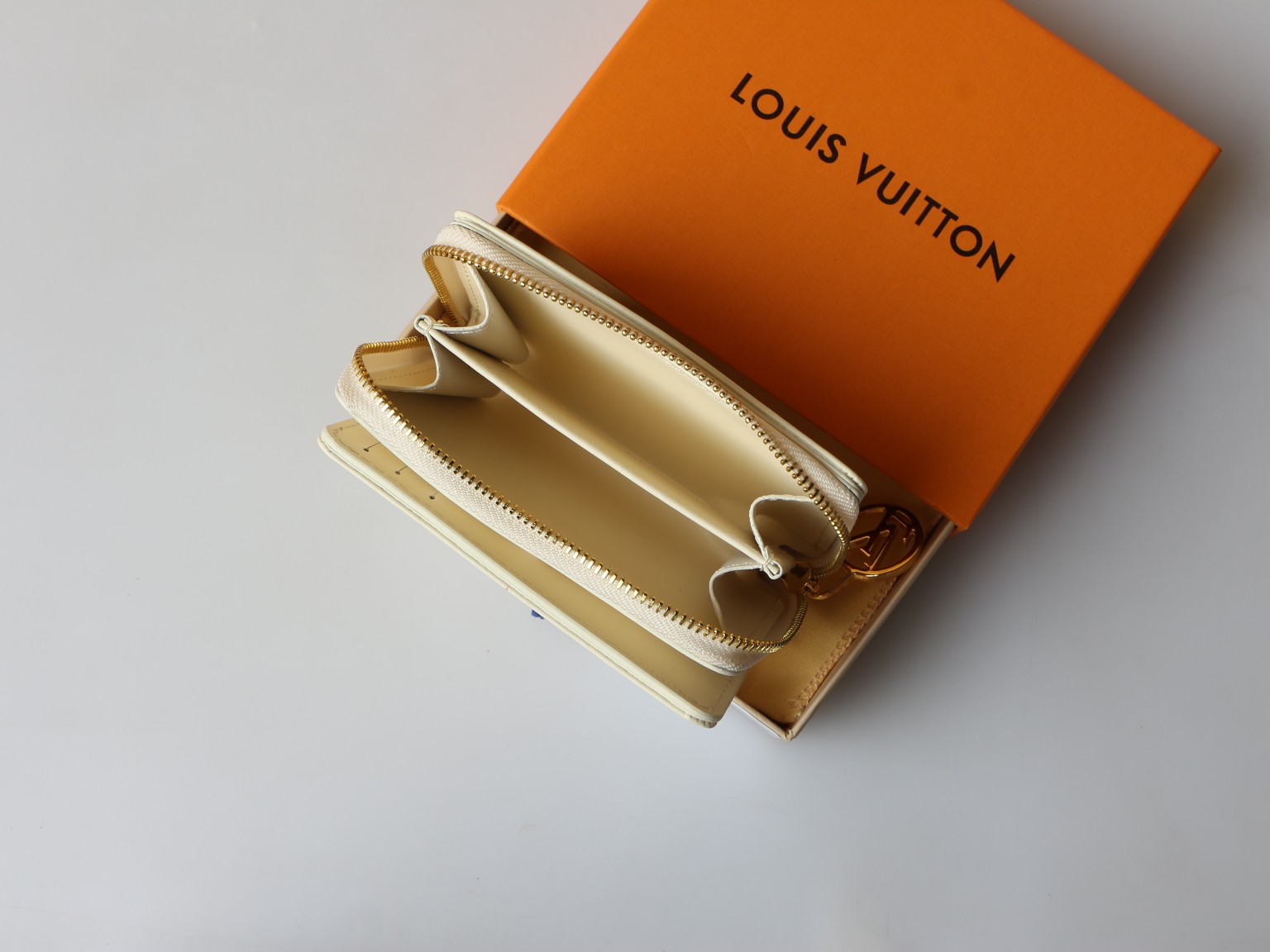 Portefeuille Roux card holder with credit cards, demonstrating capacity.