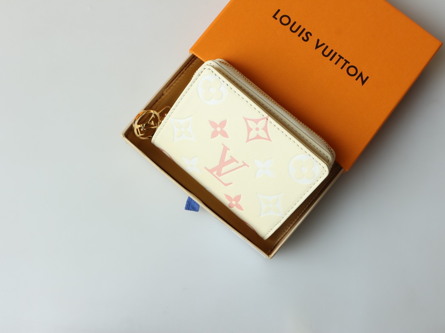 Close-up of the coin pocket on the Portefeuille Roux card holder.