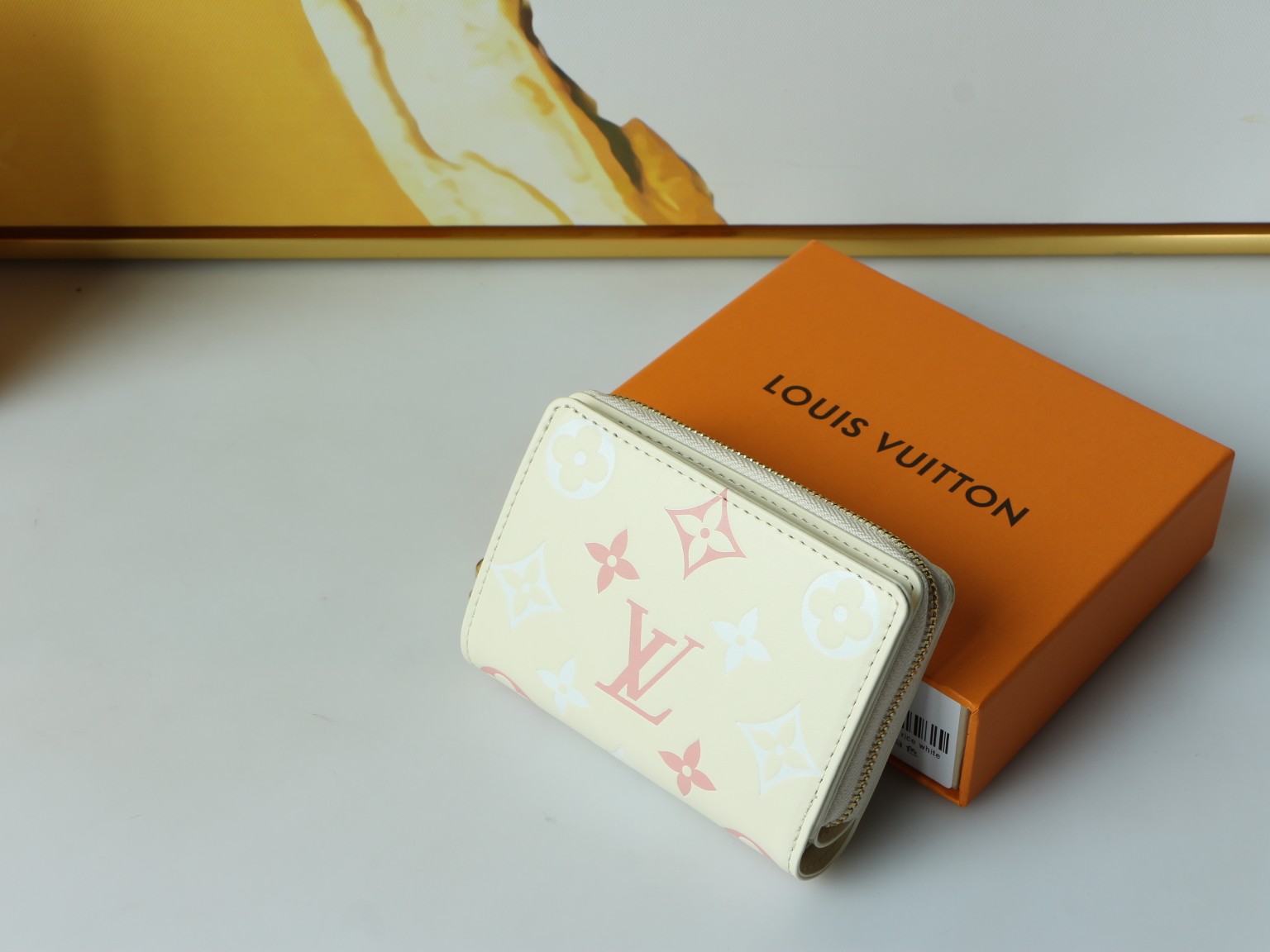 Close-up of the bill compartment on the Portefeuille Roux card holder.