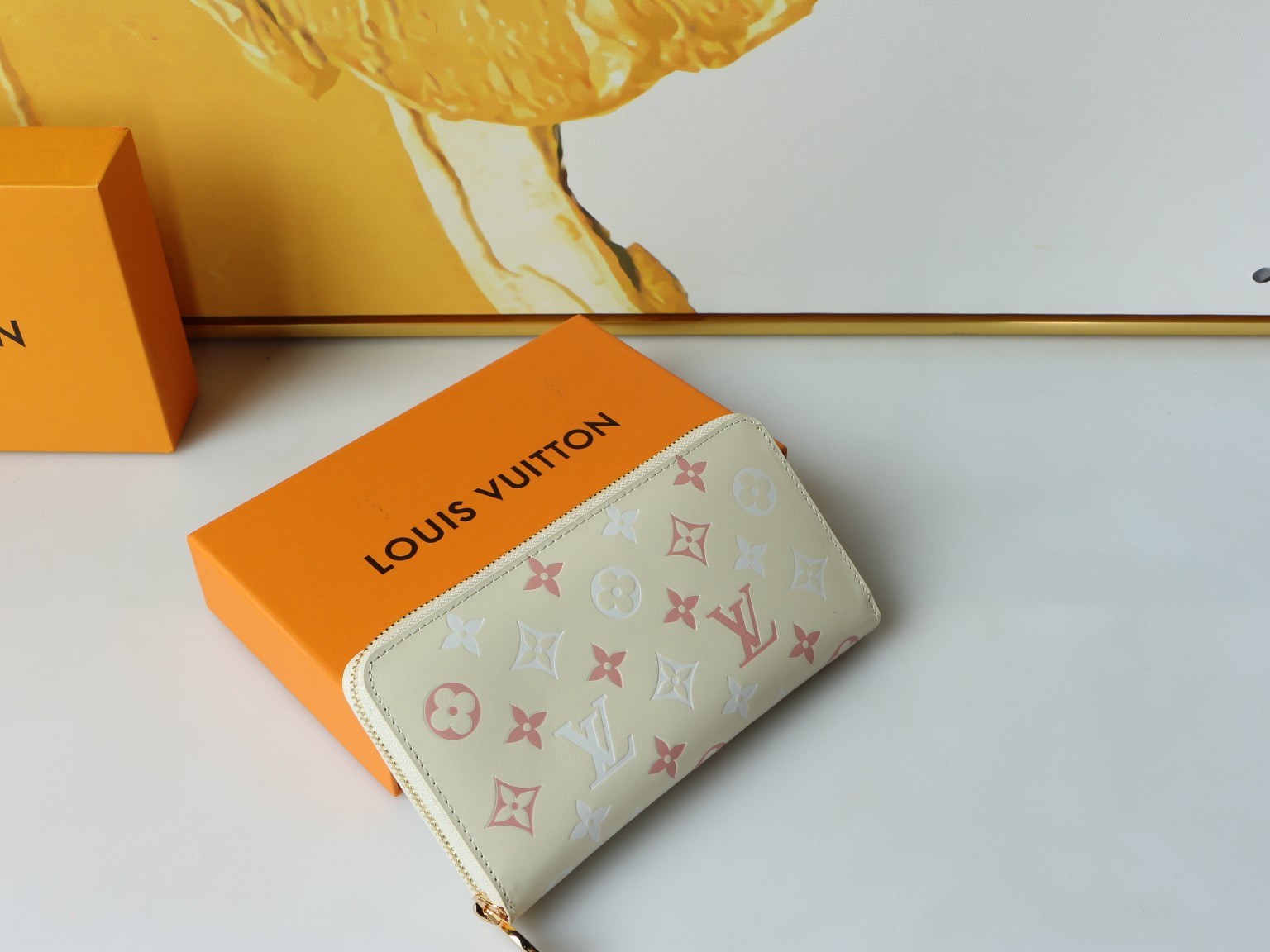 Leather wallet bill compartment detail