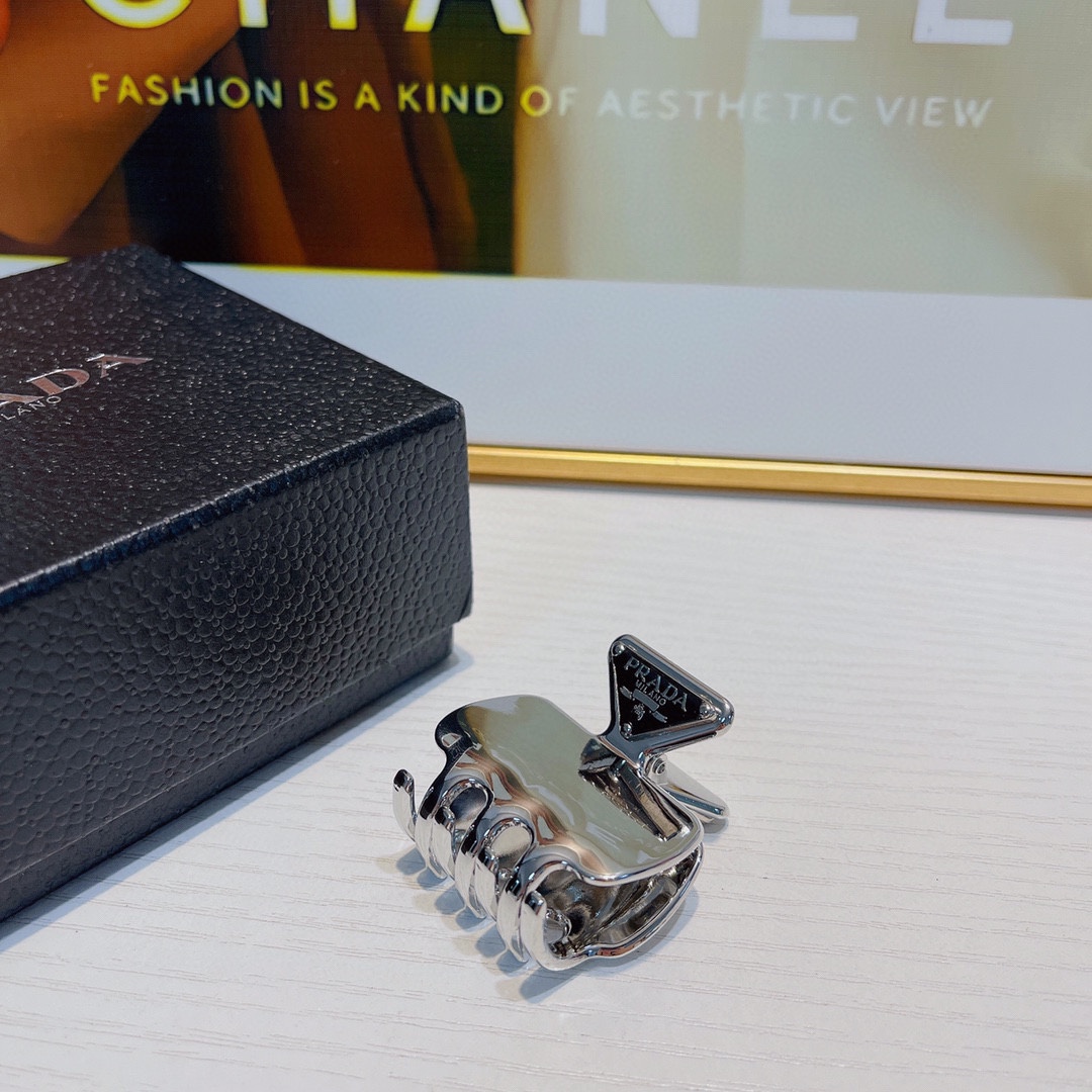 NO:278037,Prada Prada clips hot triangle logo metal clips who brings who looks good and fashionable and versatile (single), hairpins, prada, prada, hairpins19860909Prada普拉达 Prada抓夹 爆款三角logo金属抓夹谁带谁好看时髦百搭（单个）,发夹,prada,prada,hairpins,accessory