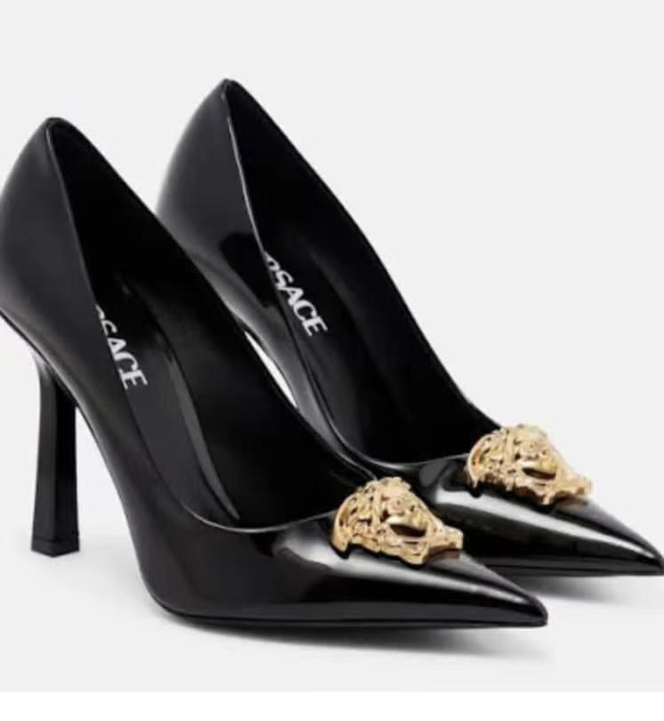 NO:262594,Size 35-42, Versace fashion trendy high heels, fabric beef patent leather, inner foot pad sheepskin, rubber outsole, heel height 10cm, fashion classic, noble and elegant., high heels, versace, high heels, sheepskin1986090935-42码, 范思哲时尚潮流高跟鞋,面料牛漆皮,内里垫脚羊皮,橡胶大底,跟高10cm,时尚经典,高贵典雅.,高跟鞋,versace,high heels,sheepskin,Women's Shoes
