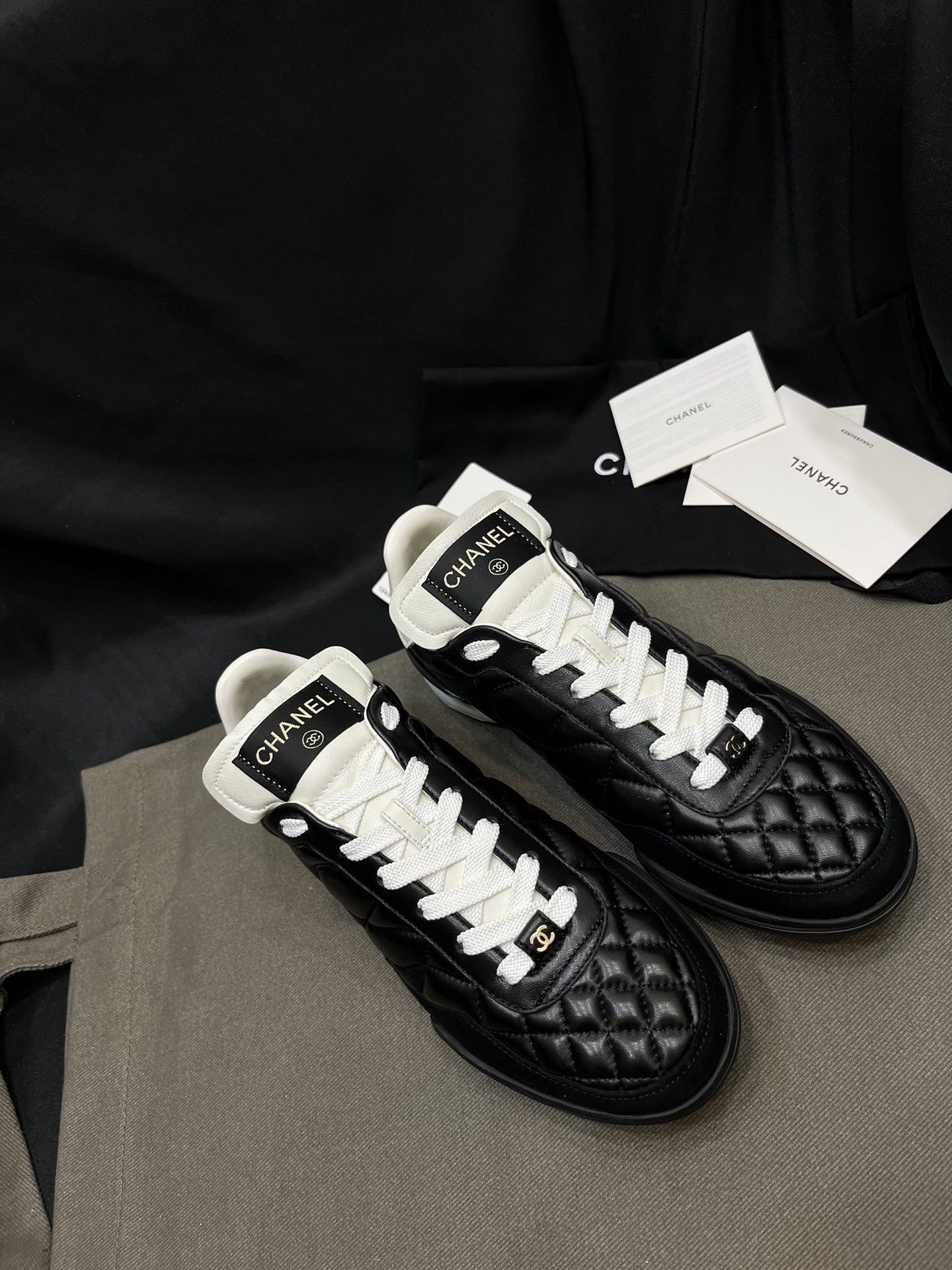 Chanel Sapatos Tênis Preto Pele de cordeiro carneiro Calças moletom