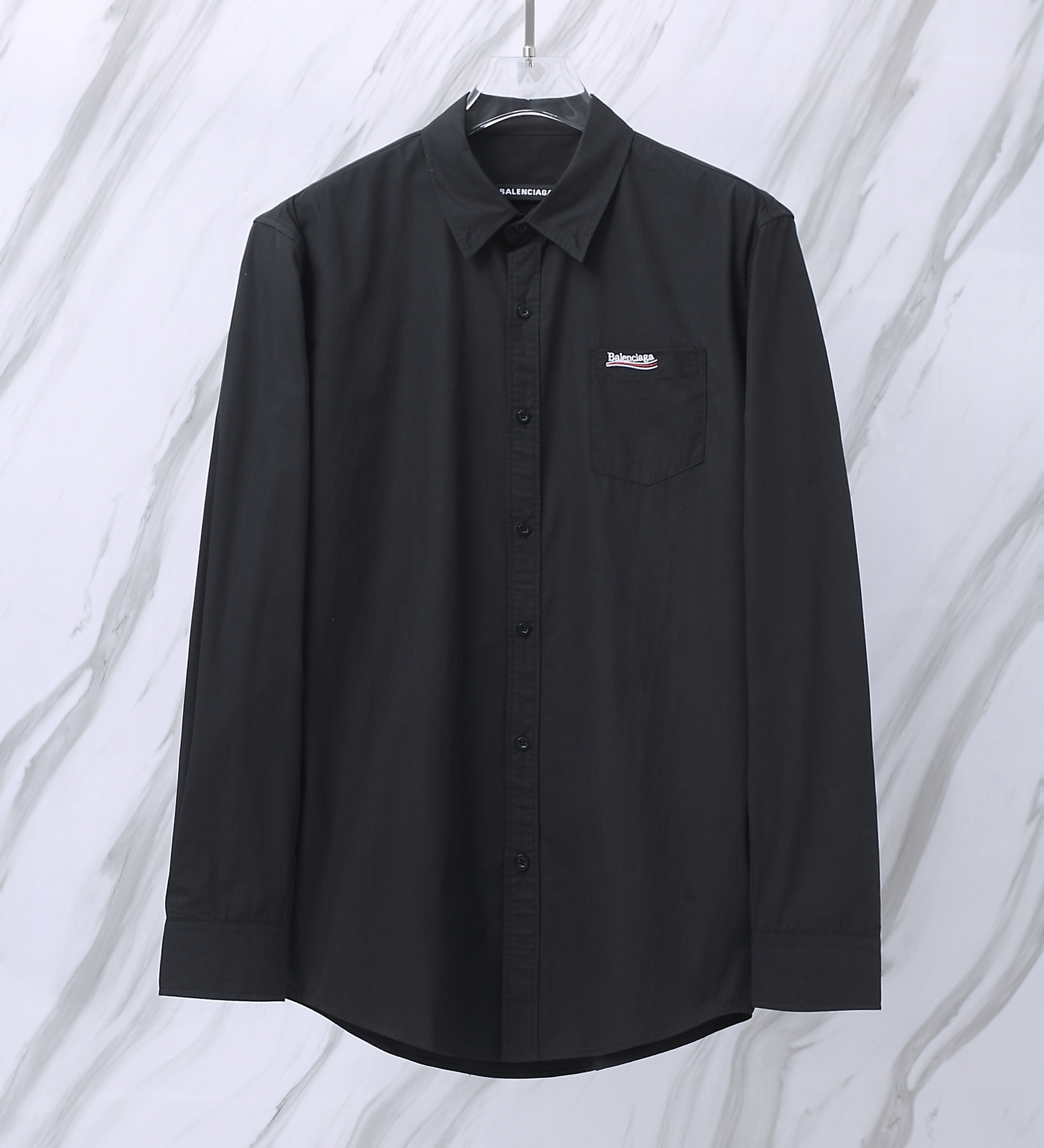 P125 N.º de artículo: L01 Balenciaga Camisa de manga larga, corte holgado, tejido de popelina fina con bordado de cola,…