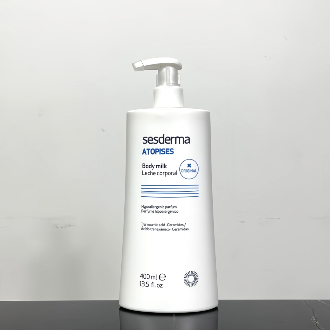 55！（下单备注：西班牙身体乳）
新版西班牙身体乳400ml🔜最新日期❗️带防伪❗️西班牙滋润身体乳400ml号称&ldquo;身体小灯泡&rdquo;的身体乳‼️明星小红书推荐，里面含有小灯泡同款成分烟酰胺，所以会让你的身体白到发光透亮💡乳白色的膏体，质地清爽好推开，味道超级超级好闻，淡淡的感觉，像自带的体香，非常温柔干净的感觉。又保湿又美白💢