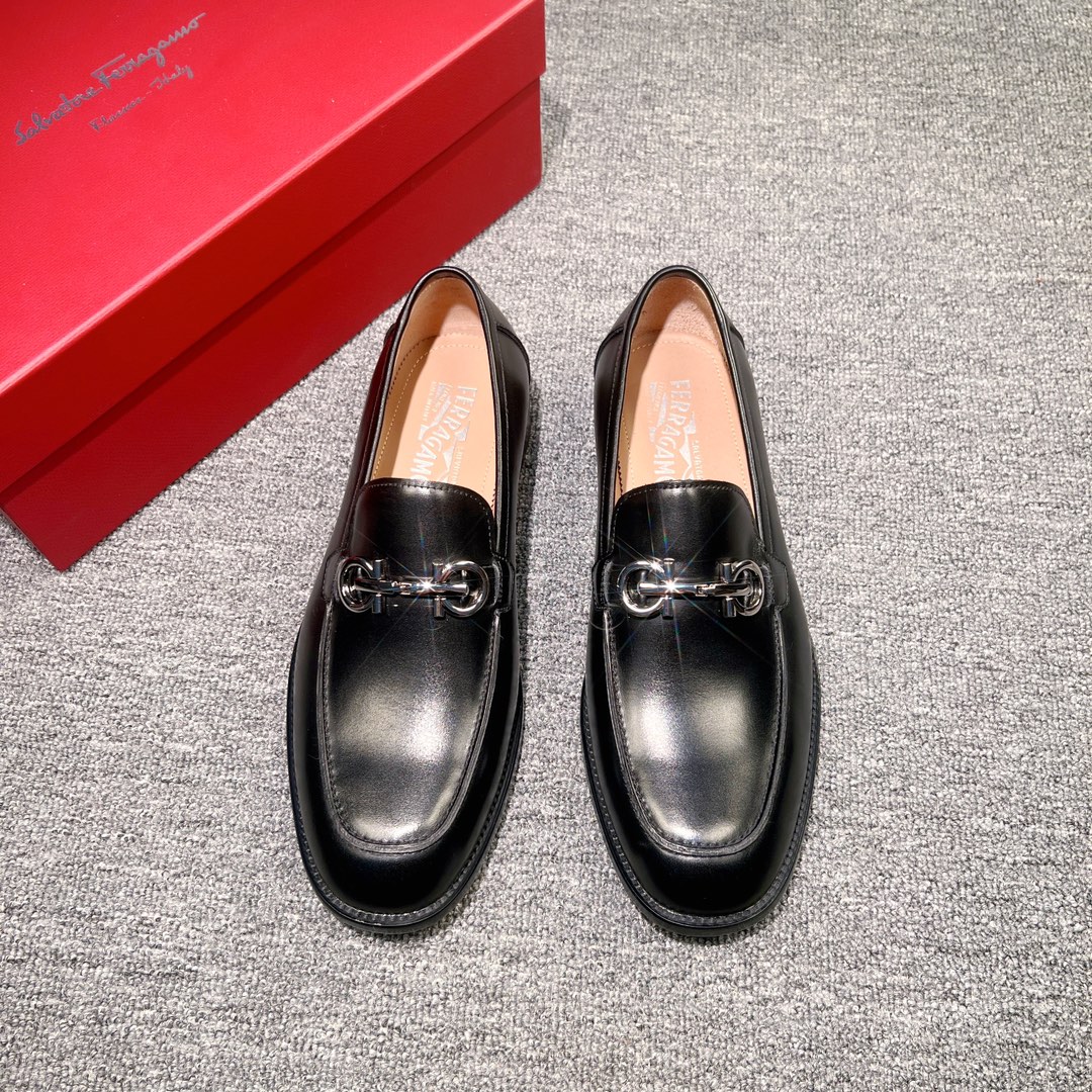 NO:272168,Ferragamo men's boutique leather shoes, these men's loafers are elegant in shape, gorgeous in detail, showing dignified and exquisite style, suitable for accompanying you to attend cocktail parties. Heavy cowhide is hand polished to present an amazing texture, with delicate instep embellishment and fashionable palladium-colored Gancio buckles. They are decorated with open grooves and stitching stitches that reveal the edges of the leather sole. The sole is made of 
