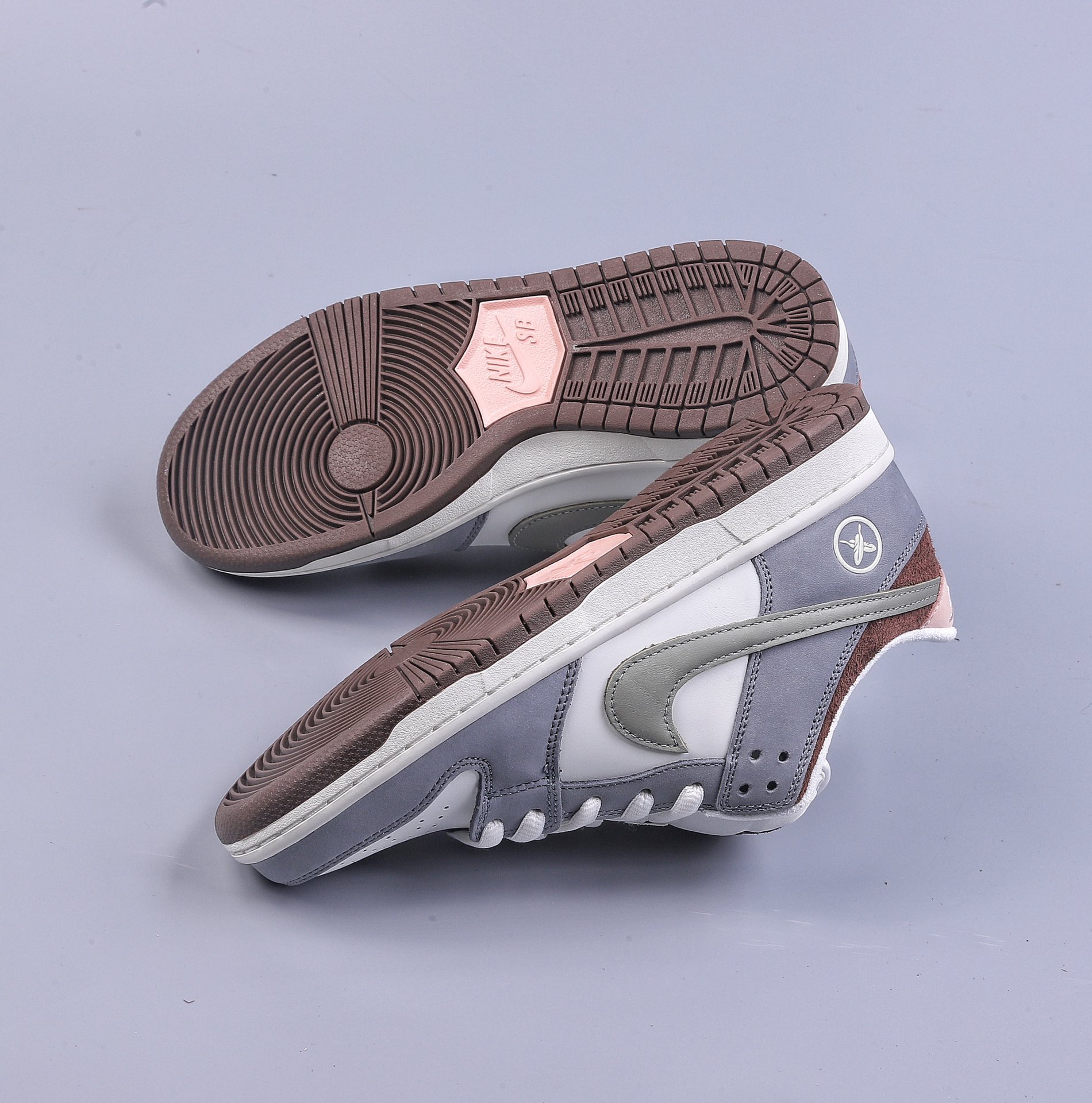 260 GT Yuto Horigome x Nike SB Dunk Low”Soft Mid-Grey”联名灰白羽毛” FQ1180-001