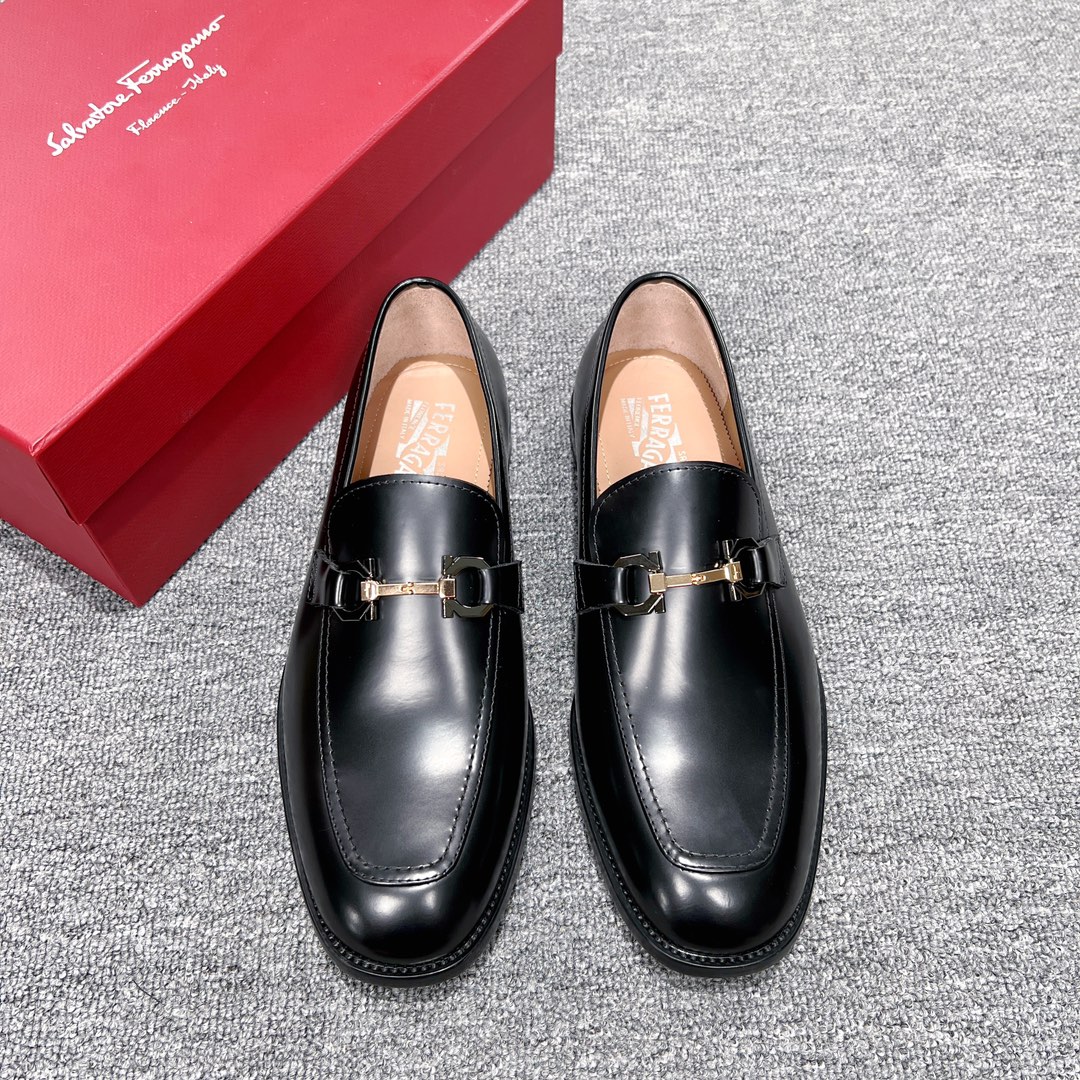 NO:272173,Ferragamo men's boutique leather shoes, these men's loafers are elegant in shape, gorgeous in detail, showing dignified and exquisite style, suitable for accompanying you to attend cocktail parties. The cowhide is ground and polished with hand-made finish, presenting a stunning texture, and the instep embellishment is delicate and stylish. The stitching stitches exposed on the edge of the leather sole, the sole is made of 