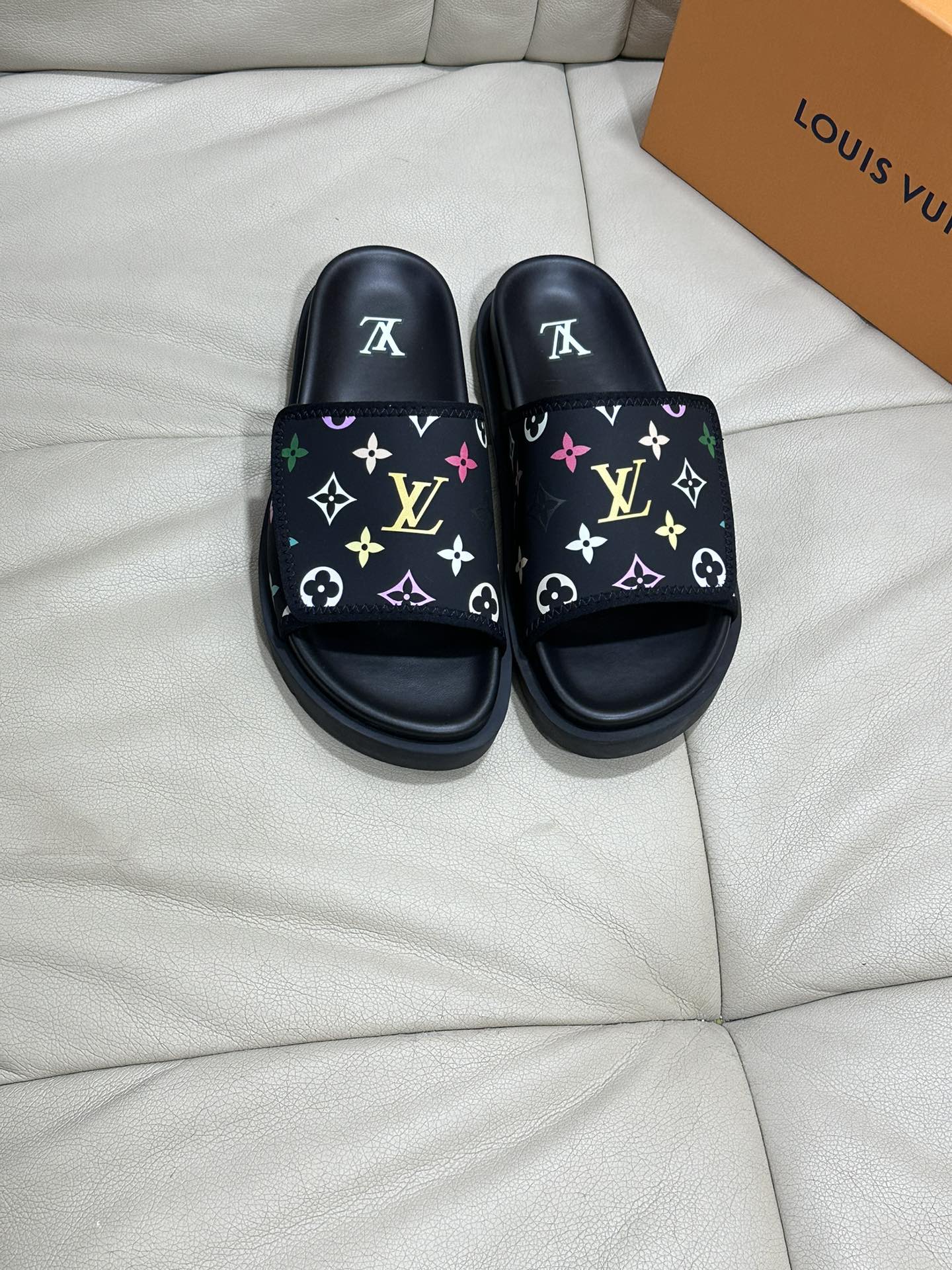 NO:495622,Top Purchase LV Men's Spring and Summer Slippers Counter Synchronized Upper imported cowhide from Italy, high-quality craftsmanship of logo graphics, original sole, original special original sole, exclusive movable molding sole is super comfortable, original order goods, high quality, can enter and exit the counter at will, welcome to compare, size 38-45, slippers, louis vuitton, slippers, cowhide19860909顶级代购 LV 男士春夏拖鞋专柜同步 鞋面意大利进口牛皮面料,标志图形高品质工艺,鞋底原厂特供原版底,独家活动成型底超级舒适,原厂跟单货,高品质,可随意进出专柜,欢迎对比,码数38-45,拖鞋,louis vuitton,slippers,cowhide,Women's Shoes