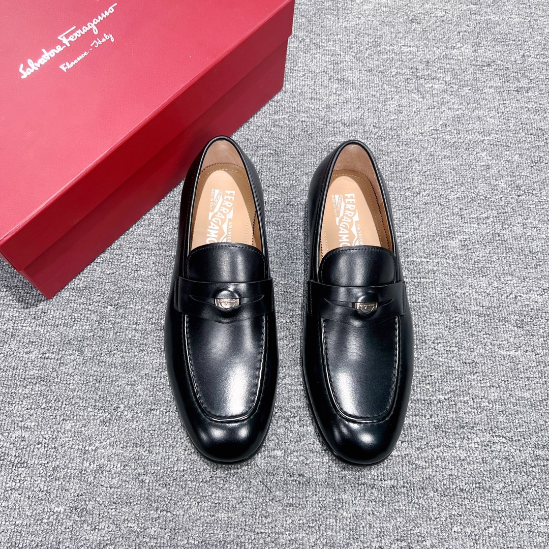 NO:272175,Ferragamo men's boutique leather shoes, these men's loafers are elegant in shape, gorgeous in detail, showing dignified and exquisite style, suitable for accompanying you to attend cocktail parties. Heavy cowhide is hand polished to present an amazing texture, with delicate instep embellishment and fashionable inner round palladium buckles. The stitching stitches exposed on the edge of the leather sole, the sole is made of 