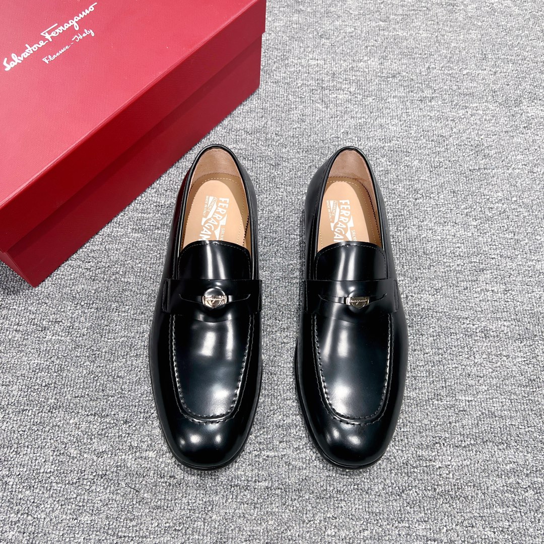 NO:272177,Ferragamo men's boutique leather shoes, these men's loafers are elegant in shape, gorgeous in detail, showing dignified and exquisite style, suitable for accompanying you to attend cocktail parties. The cowhide is ground and polished with hand-made polishing, showing a stunning texture, and the instep embellishment is delicate and fashionable inner round palladium buckle. The stitching stitches exposed on the edge of the leather sole, the sole is made of 