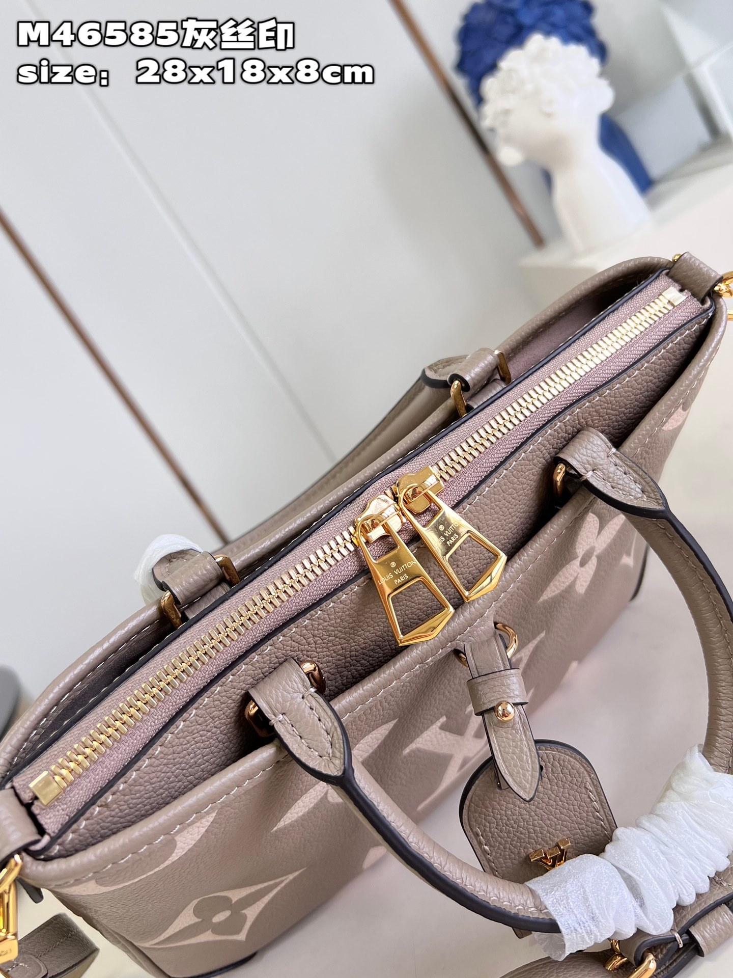 顶级原单M46585灰丝印本款Trianon小号手袋取材MonogramEmpreinte压纹皮革以V形