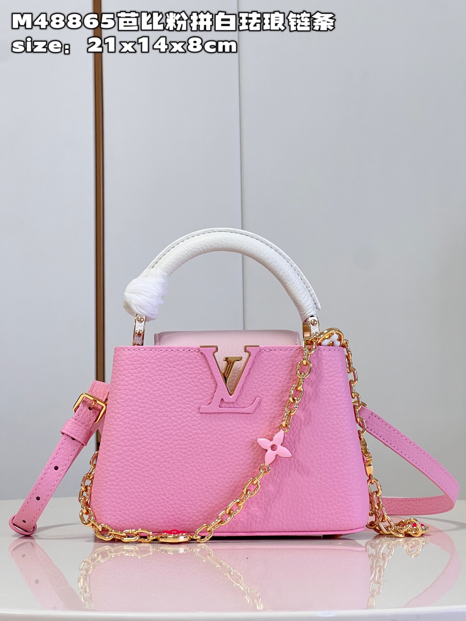 NO:400179,【Exclusive real photo M48865 Barbie Pink White Enamel Chain Mini】This Capucines mini handbag is soaked in soft tones, making the classic outline more eye-catching. The exquisite chain is strung with metal Monogram flowers, each flower is molded, enamel injection molded and hand polished, and it shines brilliantly. The flip can be placed on the outside, or it can be retracted and displayed inward. Size: 21x14x8cm N.1200, LV [original leather], louis vuitton19860909【独家实拍 M48865芭比粉拼白珐琅链条 迷你】本款 Capucines 迷你手袋浸染柔婉色调,令经典轮廓更为瞩目.精致链条串起金属 Monogram 花卉,每朵经过铸模、珐琅注塑和手工抛光,闪烁绚丽光彩.翻盖可置于外侧,亦可内收展现 LV 标识.size:21x14x8cm N.1200,LV【原厂皮】,louis vuitton,Bag