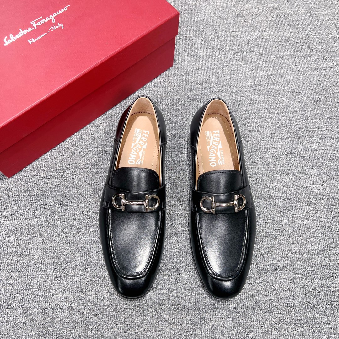 NO:272181,Ferragamo men's boutique leather shoes, this cowhide loafer interprets classic shoes in a fashionable style. The shoe shape is elegant and the details are gorgeous, showing the dignified and exquisite style, suitable for accompanying you to attend cocktail parties. Heavy cowhide is hand polished to present an amazing texture, and the instep is decorated with a delicate instep shape. After many processes, it is almost completely handmade, demonstrating the extraordinary skills of professional shoemakers. Standard code 39-44 (38.45 custom made without return or exchange), batch, ferragamo, ferragamo, loafers, cowhide19860909菲拉格慕Ferragamo男士精品皮鞋,这款牛皮乐福鞋以时尚风格诠释经典鞋款,鞋型优雅,细节华丽,彰显端庄考究风范,适合伴您出席鸡尾酒会.重磅牛皮经手工抛光处理,呈现令人惊艳的质感,脚背缀饰造型纤巧的时髦钯色Gancio扣饰.历经多道工序,几乎完全以手工制作,彰显专业制鞋大师的斐然技艺. 标准码39-44（38.45定做不退不换）,批,,ferragamo,ferragamo,loafers,cowhide,Men's shoes