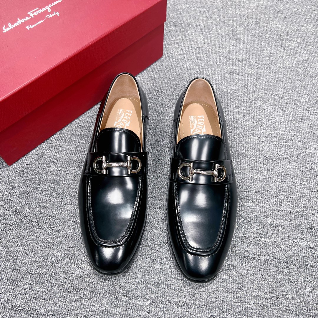 NO:272179,Ferragamo men's boutique leather shoes, this smooth cowhide loafer interprets classic shoes in a fashionable style. The shoe shape is elegant and the details are gorgeous, showing the dignified and exquisite style, suitable for accompanying you to attend cocktail parties. Heavy cowhide is hand polished to present an amazing texture, and the instep is decorated with delicate instep shape. After many processes, it is almost completely handmade, demonstrating the extraordinary skills of professional shoemakers. Standard code 39-44 (38.45 custom made without return or exchange), batch, ferragamo, ferragamo, loafers, cowhide19860909菲拉格慕Ferragamo男士精品皮鞋,这款光滑牛皮乐福鞋以时尚风格诠释经典鞋款,鞋型优雅,细节华丽,彰显端庄考究风范,适合伴您出席鸡尾酒会.重磅牛皮经手工抛光处理,呈现令人惊艳的质感,脚背缀饰造型纤巧的时髦钯色Gancio扣饰.历经多道工序,几乎完全以手工制作,彰显专业制鞋大师的斐然技艺. 标准码39-44（38.45定做不退不换）,批,,ferragamo,ferragamo,loafers,cowhide,Men's shoes