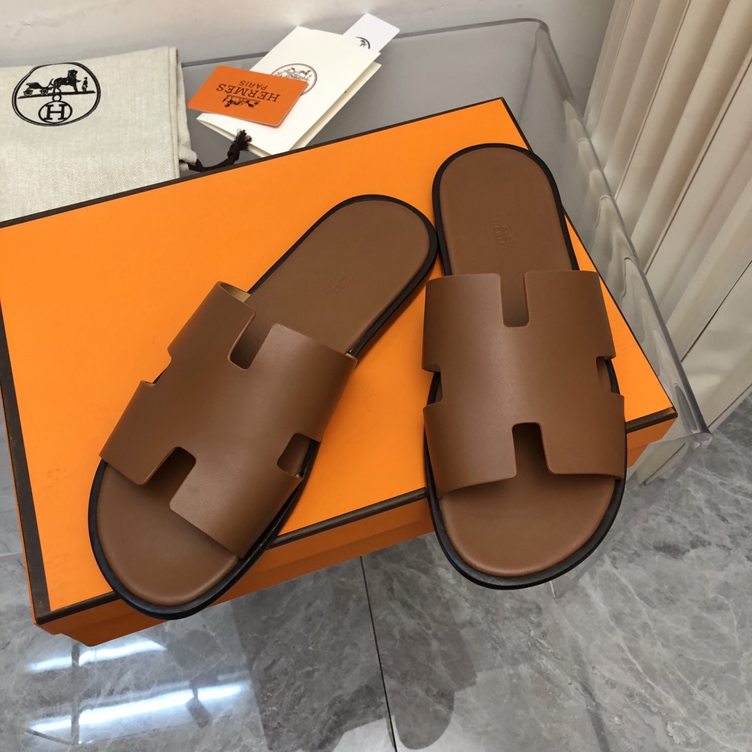 NO:170292,Color No. 3 2025-Upgrade version Herme℃ Aimes 100 Years Classic Men's H Slippers. Men's Clothes H Slippers, Pure Hand/Craft Products, Supreme Purchase Level! Adopt: French imported swift leather, with a great texture.. High-end customized version, teacher-level (one-to-one) handmade. High-end customization, exclusive products, industry's highest version Authentic mold opening customization Latest counter promotional model... Outsole-counter consistent: Italian handicraft workshop Imported Europe A-level genuine leather sole Heavy money development: a full set of paired steel molds, perfect paired genuine logo, exclusive paired genuine fonts, each pair of products has a counter/: Craftsman code size: 39-45 (39. 45) Customized - No return and exchange New upgrade synchronization, slippers, hermes, stuart weitzman, slippers198609093号色2025- 升级版 Herme℃愛玛士万年经典 男士 H拖鞋. 男士潇洒 H拖鞋,纯手/工艺产品 ,至尊代购级！ 采用: 法国进口 swift皮,质感超赞.. 高级定制版师级（一对一）手工制作. 高端订制,独家产品 ,行业最高版本 正品开模定制 最新专柜宣型… 大底-专柜一致:意大利手工坊 进口欧洲 A级 真皮底 重金开发:全套对版钢模,完美对版正品logo,独家对版正品字体,每一对产品都压有专柜/:工匠码 size: 39-45(39. 45 )定做-不退换 全新升级同步,拖鞋,hermes,stuart weitzman,slippers,Women's Shoes