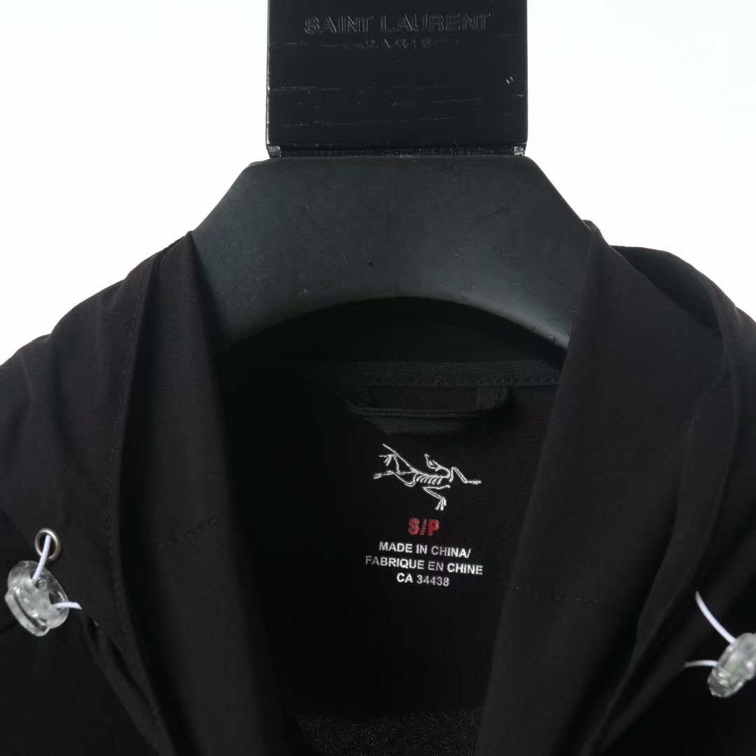 本地自取💰240 推手价私 ARC’TERYX/始祖鸟 6代机能薄型皮肤衣防晒衣 鸟家防晒衣最新款，sv防晒 夏季必备！ 防晒指数50+认证款！高端品质无敌！ 2023始祖鸟ARC‘TERYX 6代防晒衣 机能薄型夹克小冲锋衣皮肤衣防晒衣！ 男女同款可配情侣装！ 码数：S-XXL