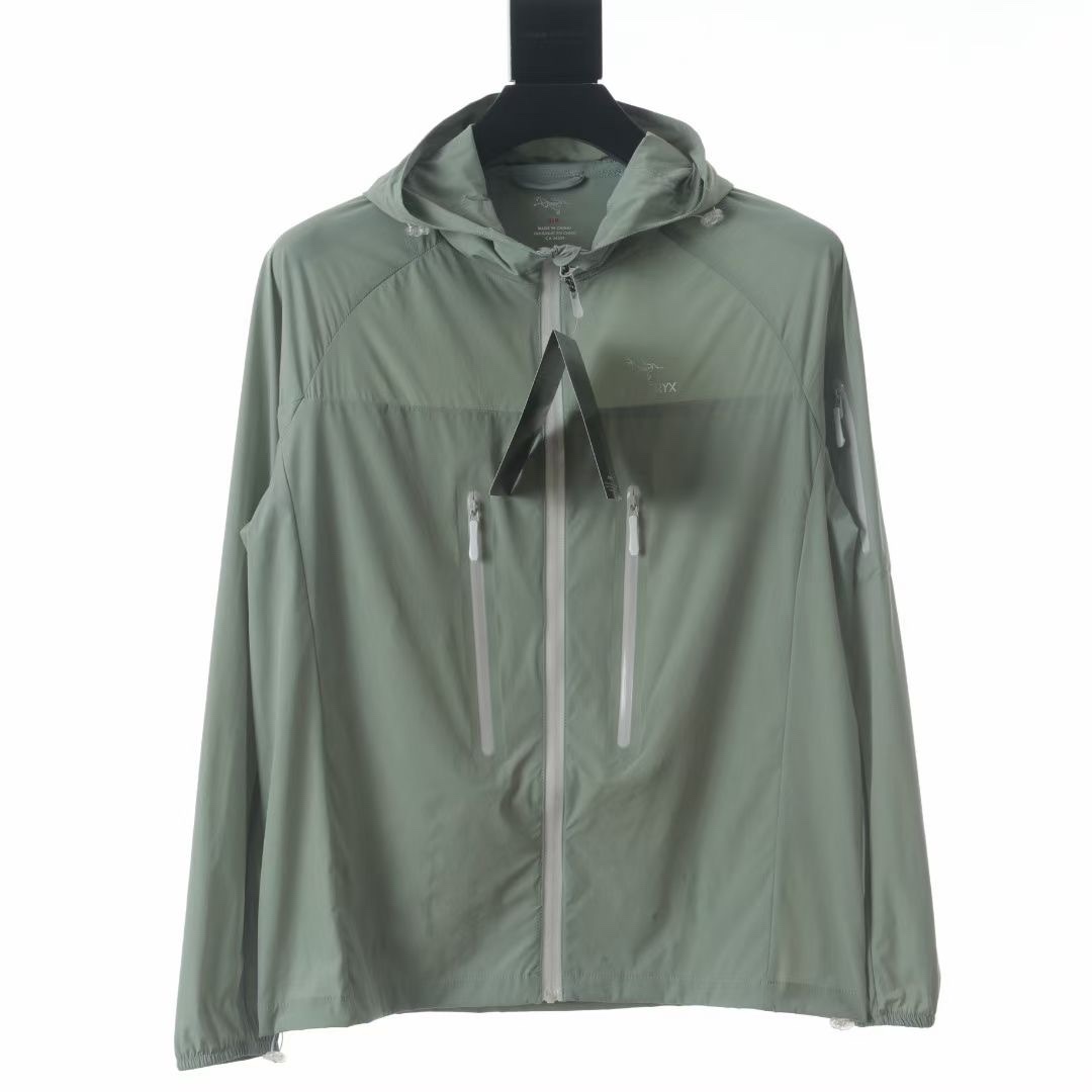 本地自取💰240  推手价私
ARC’TERYX/始祖鸟 6代机能薄型皮肤衣防晒衣
鸟家防晒衣最新款，sv防晒 夏季必备！
防晒指数50+认证款！高端品质无敌！
2023始祖鸟ARC‘TERYX 6代防晒衣
机能薄型夹克小冲锋衣皮肤衣防晒衣！
男女同款可配情侣装！
码数：S-XXL