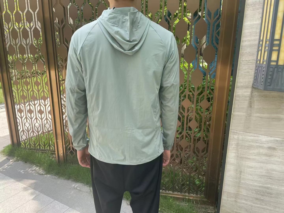 本地自取💰240  推手价私
ARC’TERYX/始祖鸟 6代机能薄型皮肤衣防晒衣
鸟家防晒衣最新款，sv防晒 夏季必备！
防晒指数50+认证款！高端品质无敌！
2023始祖鸟ARC‘TERYX 6代防晒衣
机能薄型夹克小冲锋衣皮肤衣防晒衣！
男女同款可配情侣装！
码数：S-XXL