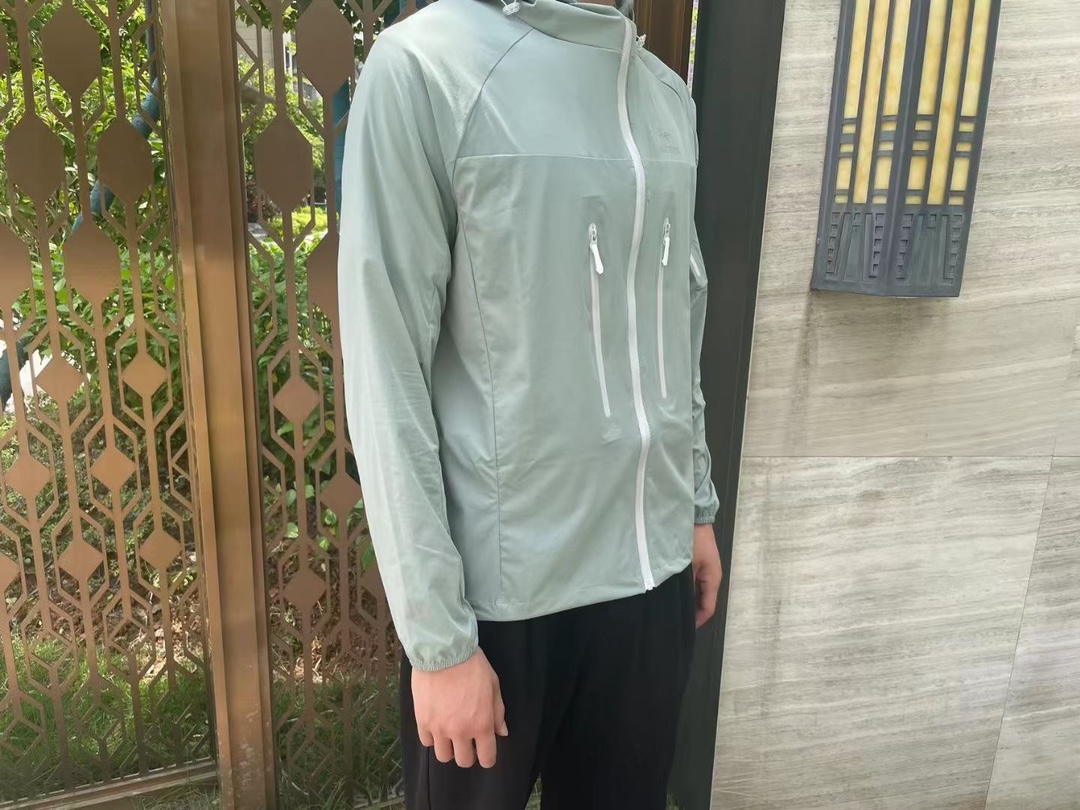 本地自取💰240  推手价私
ARC’TERYX/始祖鸟 6代机能薄型皮肤衣防晒衣
鸟家防晒衣最新款，sv防晒 夏季必备！
防晒指数50+认证款！高端品质无敌！
2023始祖鸟ARC‘TERYX 6代防晒衣
机能薄型夹克小冲锋衣皮肤衣防晒衣！
男女同款可配情侣装！
码数：S-XXL