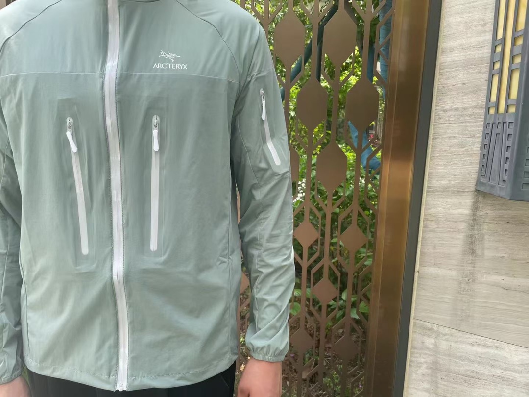 本地自取💰240  推手价私
ARC’TERYX/始祖鸟 6代机能薄型皮肤衣防晒衣
鸟家防晒衣最新款，sv防晒 夏季必备！
防晒指数50+认证款！高端品质无敌！
2023始祖鸟ARC‘TERYX 6代防晒衣
机能薄型夹克小冲锋衣皮肤衣防晒衣！
男女同款可配情侣装！
码数：S-XXL