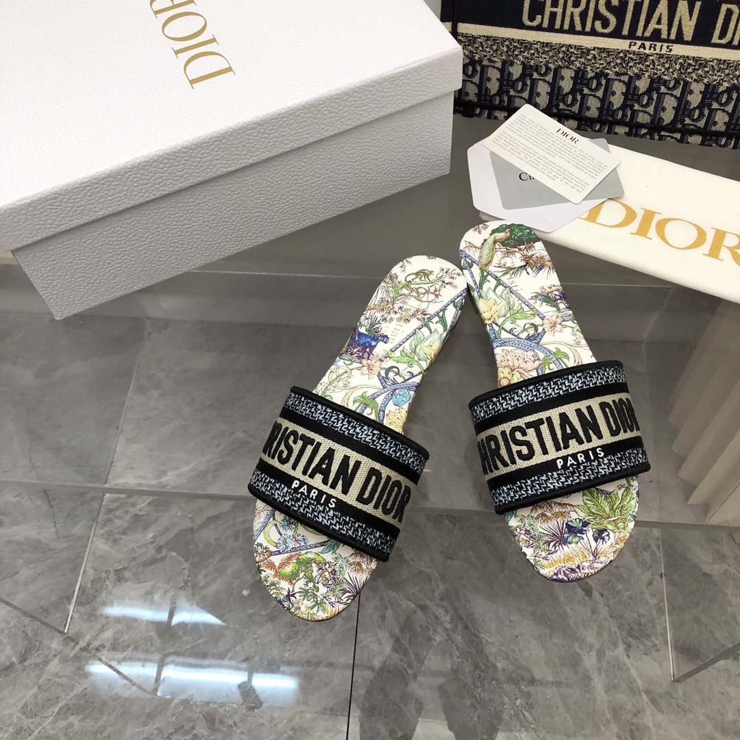 NO:167543,2025- No. 129 New jacquard embroidered sandals in early spring ♀ As D's main presbyterian embroidery series sandals, there are new colors every year and they are out of stock as soon as they are new. The embroidery design has a three-dimensional and exquisite feeling, simple and generous, and is not picky at all. It can be held on any occasion, making people love it. Exclusive customized letter three-dimensional embroidery upper, high-density electric embroidery technology, without any connection, overlap, perfect quality, and complex craftsmanship. Consistent with the original version, comfortable and soft, pay attention to discernment. Italian leather outsole Size35-40 (41 and 42 can be ordered without return and exchange) More than a dozen colors are available, slippers, dior, slippers, Leather soles198609092025- 129号花色 早春新款提花刺绣凉拖鞋♀  作为D家主打款老花刺绣系列凉拖,每年都会新色,一出新就立马断货,刺绣设计有立体感非常精致,简单大方,完全不挑人,任何场合都能hold住,让人爱不释手 独家订制字母立体刺绣鞋面,高密度电绣工艺,没有任何的连线、重合,完美品质,复杂工艺.与原版一致,舒适柔软,注意辨别.意大利真皮大底Size35-40（41、42可订不退换）十几种颜色可选,拖鞋,dior,slippers,Leather soles,Women's Shoes