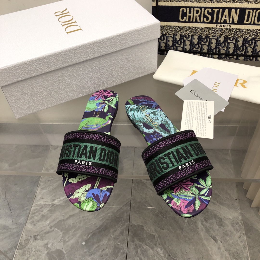 NO:167545,2025-130 Colors New Jacquard Embroidered Sandals in Early Spring ♀ As the main presbyterian embroidery series sandals in D's home, there is a new color every year and it will be out of stock as soon as it is new. The embroidery design has a three-dimensional and exquisite feeling, simple and generous, and is not picky at all. It can be held on any occasion, making people love it. Exclusive customized letter three-dimensional embroidery upper, high-density electric embroidery technology, without any connection, overlap, perfect quality, and complex craftsmanship. Consistent with the original version, comfortable and soft, pay attention to discernment. Italian leather outsole Size35-40 (41 and 42 can be ordered without return and exchange) More than a dozen colors are available, slippers, dior, slippers, Leather soles198609092025- 130号花色 早春新款提花刺绣凉拖鞋♀  作为D家主打款老花刺绣系列凉拖,每年都会新色,一出新就立马断货,刺绣设计有立体感非常精致,简单大方,完全不挑人,任何场合都能hold住,让人爱不释手 独家订制字母立体刺绣鞋面,高密度电绣工艺,没有任何的连线、重合,完美品质,复杂工艺.与原版一致,舒适柔软,注意辨别.意大利真皮大底Size35-40（41、42可订不退换）十几种颜色可选,拖鞋,dior,slippers,Leather soles,Women's Shoes