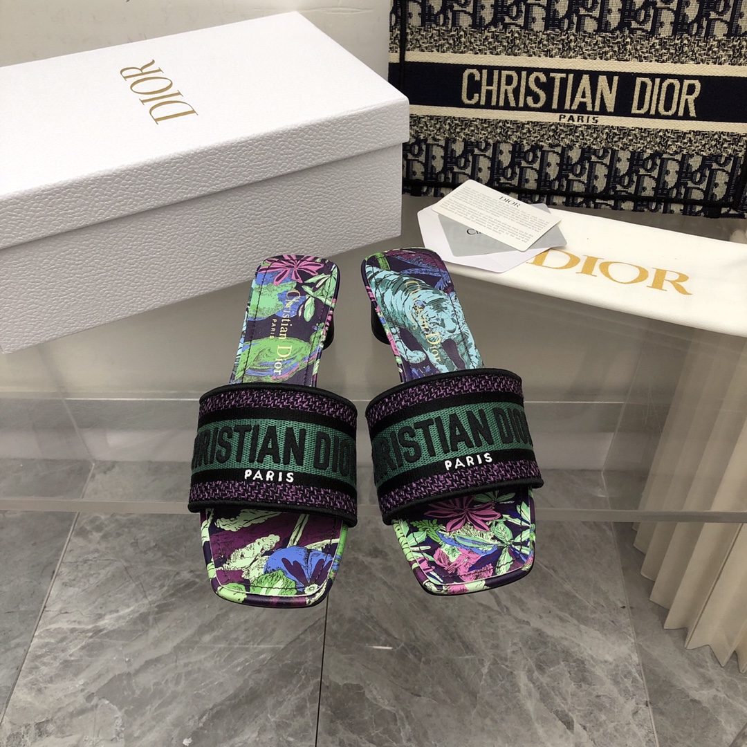 NO:174150,2025- Silk 3cm 25 early spring new jacquard embroidered sandals ♀ The toe and heel are replaced with silk fabric, skin-friendly and not slipping. As D's main presbyterian embroidery series sandals, they are new colors every year and are out of stock as soon as they are new. The embroidery design has a three-dimensional and exquisite feeling, simple and generous, and is not picky at all. It can be held on any occasion, making people love it. Exclusive customized letter three-dimensional embroidery upper, high-density electric embroidery process, without any connection, overlap, perfect quality, and complex craftsmanship. Consistent with the original version, comfortable and soft, pay attention to discernment. Italian leather outsole Size35-40 (41 and 42 can be ordered without return and exchange) More than a dozen colors are available, slippers, dior, slippers, real silk, Leather soles198609092025- 真丝款3cm 25早春新款提花刺绣凉拖鞋♀鞋头和后跟都改用了真丝面料 亲肤还不打滑  作为D家主打款老花刺绣系列凉拖,每年都会新色,一出新就立马断货,刺绣设计有立体感非常精致,简单大方,完全不挑人,任何场合都能hold住,让人爱不释手 独家订制字母立体刺绣鞋面,高密度电绣工艺,没有任何的连线、重合,完美品质,复杂工艺.与原版一致,舒适柔软,注意辨别.意大利真皮大底Size35-40（41、42可订不退换）十几种颜色可选,拖鞋,dior,slippers,real silk,Leather soles,Women's Shoes