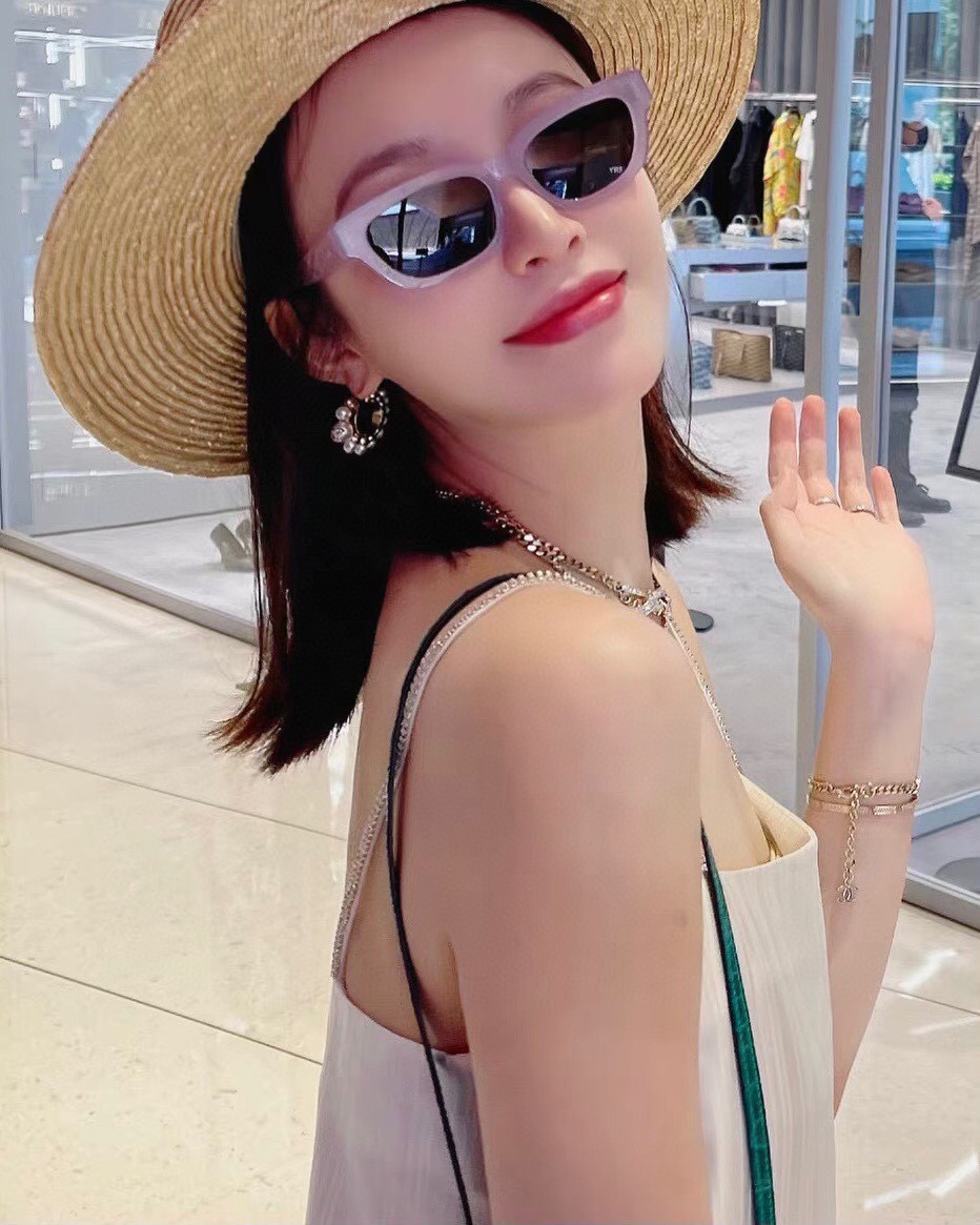 Chanel Chanel椭圆双c耳钉简约大方日常款 风格永存 永在 如若想回归简约 那么这款非常的推荐