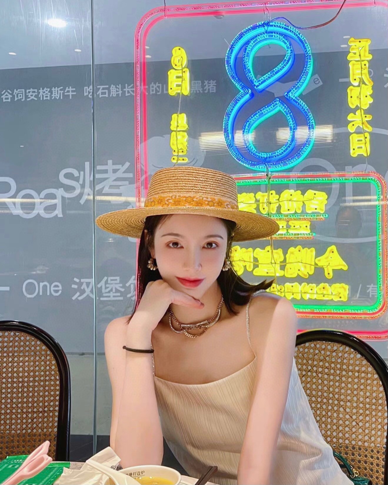 Chanel Chanel椭圆双c耳钉简约大方日常款 风格永存 永在 如若想回归简约 那么这款非常的推荐