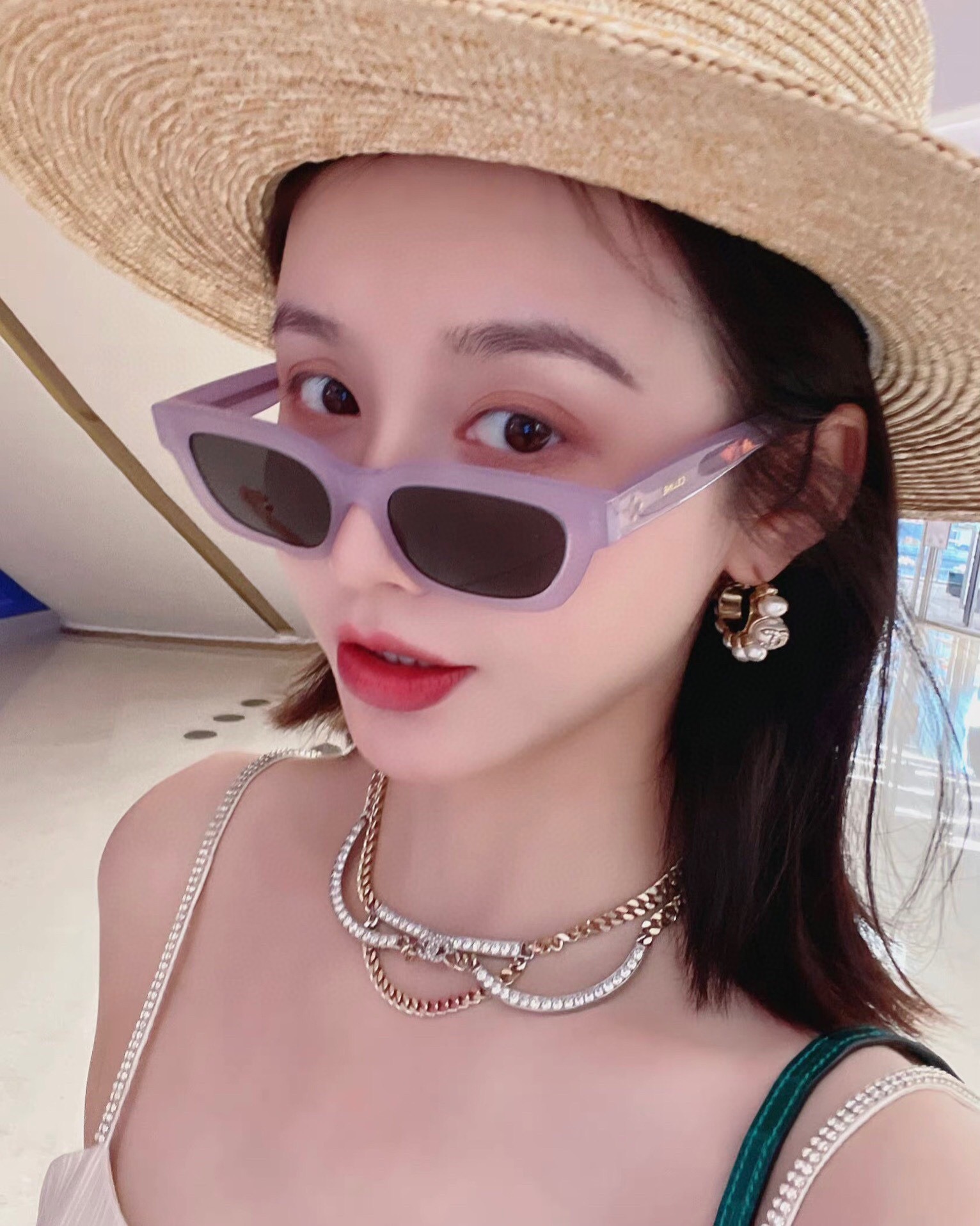 Chanel Chanel椭圆双c耳钉简约大方日常款 风格永存 永在 如若想回归简约 那么这款非常的推荐