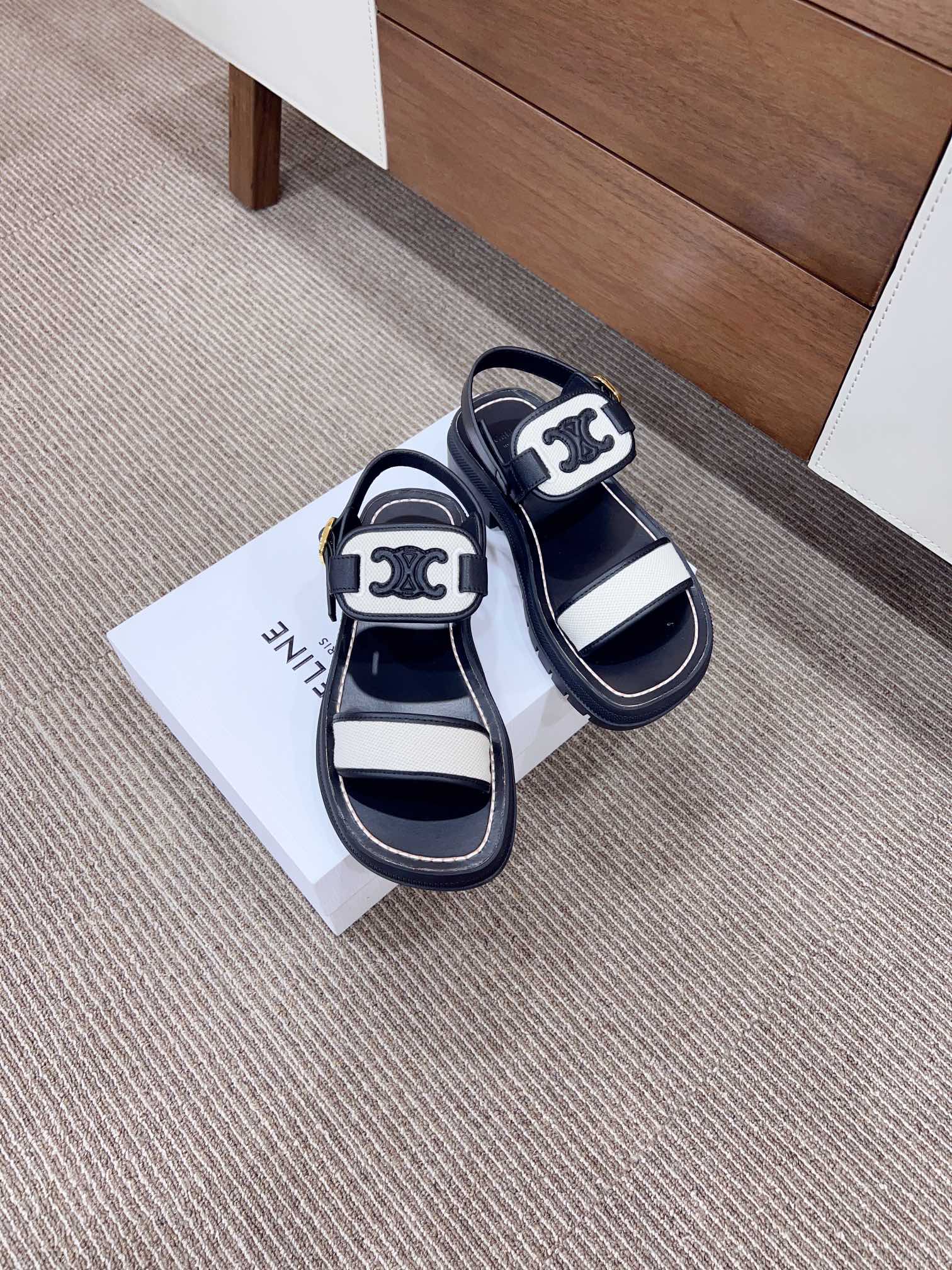 NO:405500,Certified Celin* New Roman sandals Exclusive correct version There are too many shoes in the new season of Saimei. This Roman sandals are really easy to match. The simple design is paired with the Arc de Triomphe logo as an embellishment. Retro and fashionable, can invisibly increase height, making the whole person look taller. When worn, you will have long legs immediately. This style is absolutely fashionable. The original mold opens the sole. Height is increased and comfortable. Size35-40 (customized on 41 42). The ultimate cost-effectiveness, no bargaining, sandals, celine, sandals19860909已认证 Celin* 新品罗马凉鞋 独家正确版 新一季赛美鞋太多了 这款罗马凉鞋真的太好搭配了 简约的设计搭配凯旋门logo作为点缀 复古又时髦,能够隐形增高,显得整个人更加的高挑,穿上立马拥有大长腿,这款上脚绝对潮味十足 原版开模大底 增高又舒适  size35-40（41 42定做） 极致性价比,不议价,凉鞋,celine,sandals,Women's Shoes