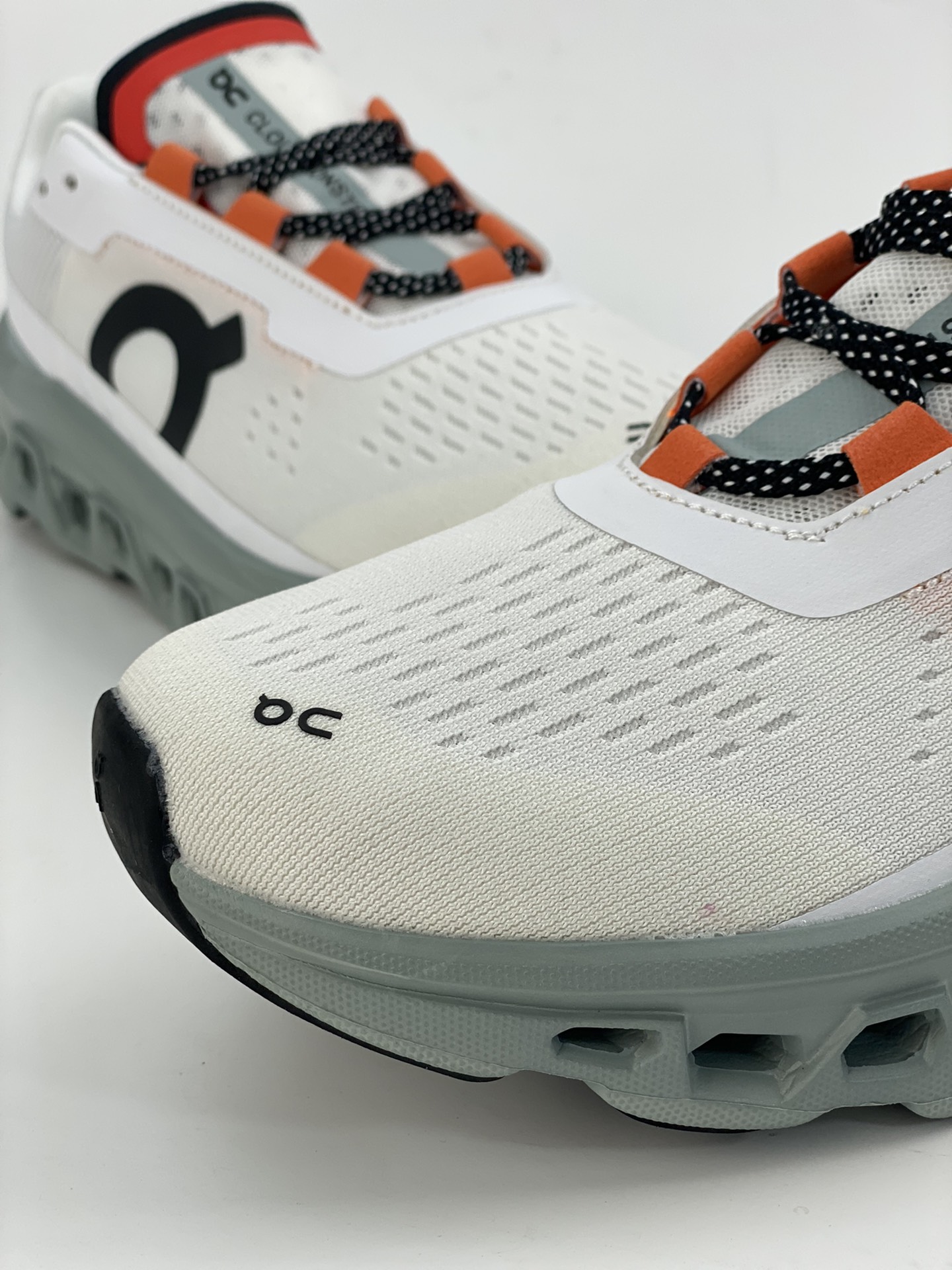 On Cloudmonster is an outdoor lightweight low-top running shoe produced by a pure manufacturer.