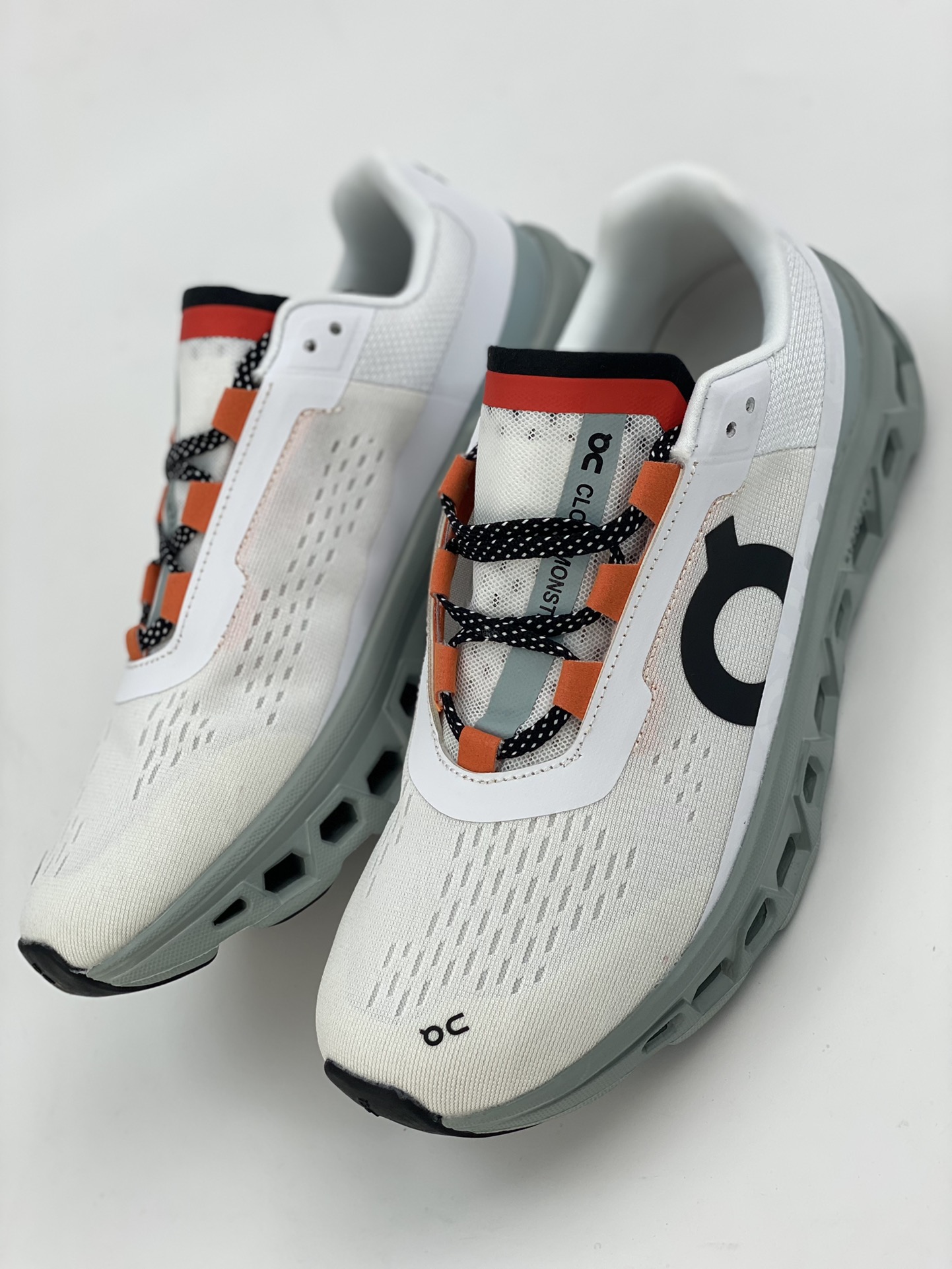 On Cloudmonster is an outdoor lightweight low-top running shoe produced by a pure manufacturer.