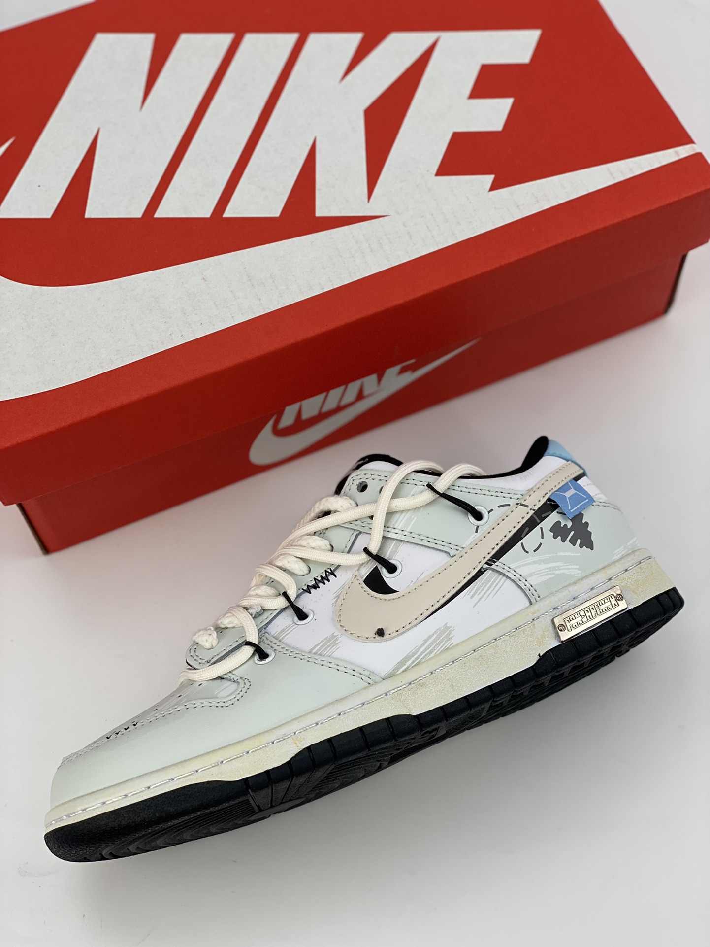 200 NIKE SB Dunk Low 涂鸦绑带 DO6288-100