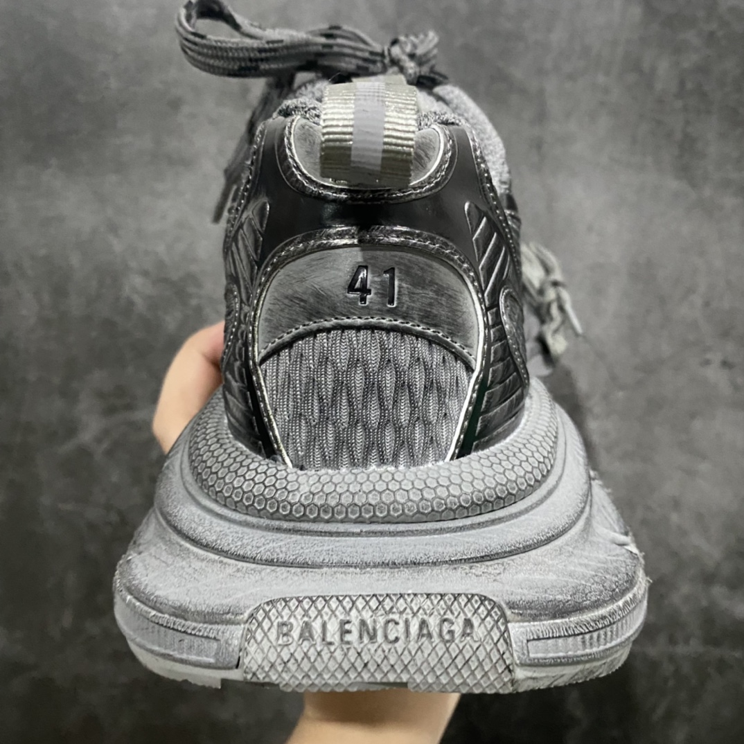 图片[4]-【XA版本】BALENCIAGA 3XL Sneakers巴黎世家十代网布系带低帮走秀复古老爹鞋 碳灰色 全套原纸板楦头开发 最原汁原味的灵魂版型全鞋荧光划线卡点 胶水把控整洁度追求极致完美每一双都是工艺品 多重QC质检 超越公司货的品控标准实实在在的免检产品 原盒原配 正确字体电绣 粗细、位置、大小正确 侧边TPU 透气孔匹配意产原版 正确分离大底 TPU软底 原版一致大底LOGO 立体感十足 原厂皮料水洗做旧 采购原厂网纱 不含皮革 网布材料和聚氨酯 磨损效果 鞋头边缘和后帮 Balenciaga 徽标 鞋面和后跟凸印尺码 鞋舌 3XL 橡胶品牌标识和反光细节 鞋帮拉袢和鞋舌拉祥 配反光细节 备用鞋带在鞋履前侧 可在穿着前取下 便于不同造型搭配 正常尺码  尺码：35 36 37 38 39 40 41 42 43 44 45 46-莆田鞋批发中心