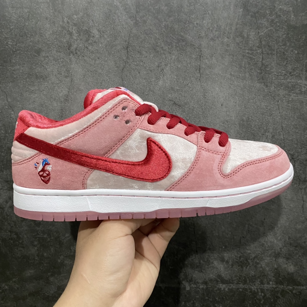 【M版纯原】StrangeLove x NK SB Dunk Low 联名情人节限定白粉 CT2552-800n圈内最强 零售首选 独家原厂航空铝磨具打磨大底 鞋头坡度极致还原 原盒原配 圈内天花板工艺 原厂冲刀 超高清洁度 全鞋零毛边皮料切割 全套原楦原模倾力打造完美版型 采用原厂百宏鞋带以及原厂百宏织唛舌标 内标可供原厂几率过验 原厂中底布黄色点胶 原厂中底布拉帮走线遵循公司‼️nSIZE：36 36.5 37.5 38 38.5 39 40 40.5 41 42 42.5 43 44 45 46 47.5-莆田鞋批发中心