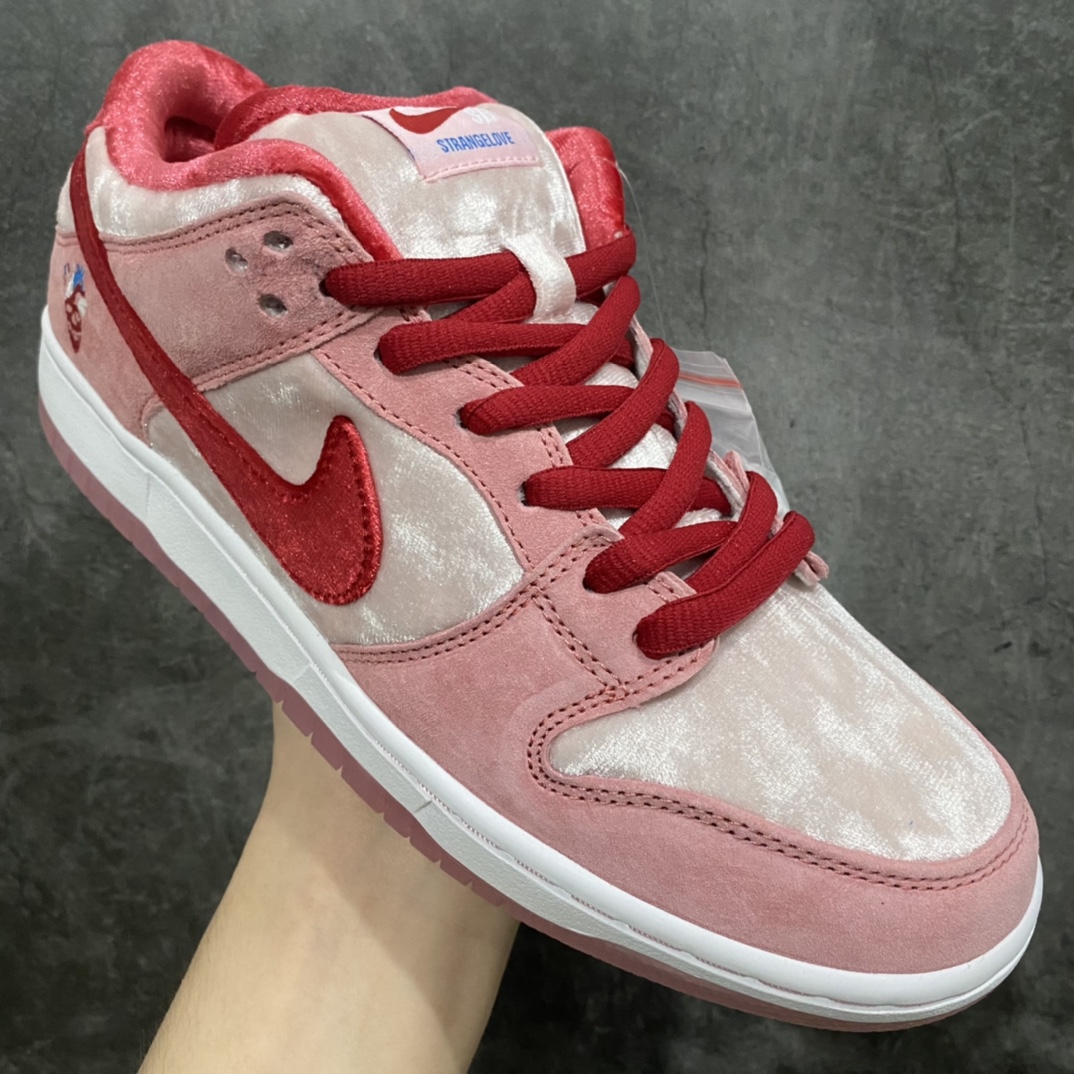 图片[3]-【M版纯原】StrangeLove x NK SB Dunk Low 联名情人节限定白粉 CT2552-800n圈内最强 零售首选 独家原厂航空铝磨具打磨大底 鞋头坡度极致还原 原盒原配 圈内天花板工艺 原厂冲刀 超高清洁度 全鞋零毛边皮料切割 全套原楦原模倾力打造完美版型 采用原厂百宏鞋带以及原厂百宏织唛舌标 内标可供原厂几率过验 原厂中底布黄色点胶 原厂中底布拉帮走线遵循公司‼️nSIZE：36 36.5 37.5 38 38.5 39 40 40.5 41 42 42.5 43 44 45 46 47.5-莆田鞋批发中心